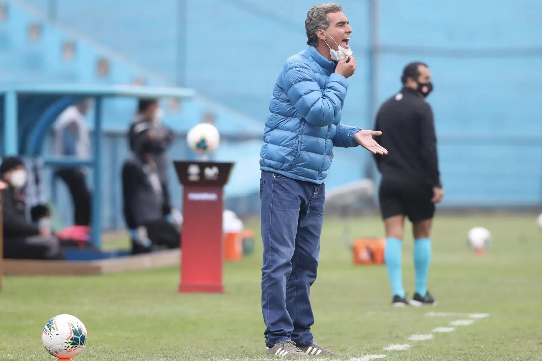 El DT del UCV, José "Chemo" del Solar dirige a su equipo. Foto: ANDINA/Liga 1