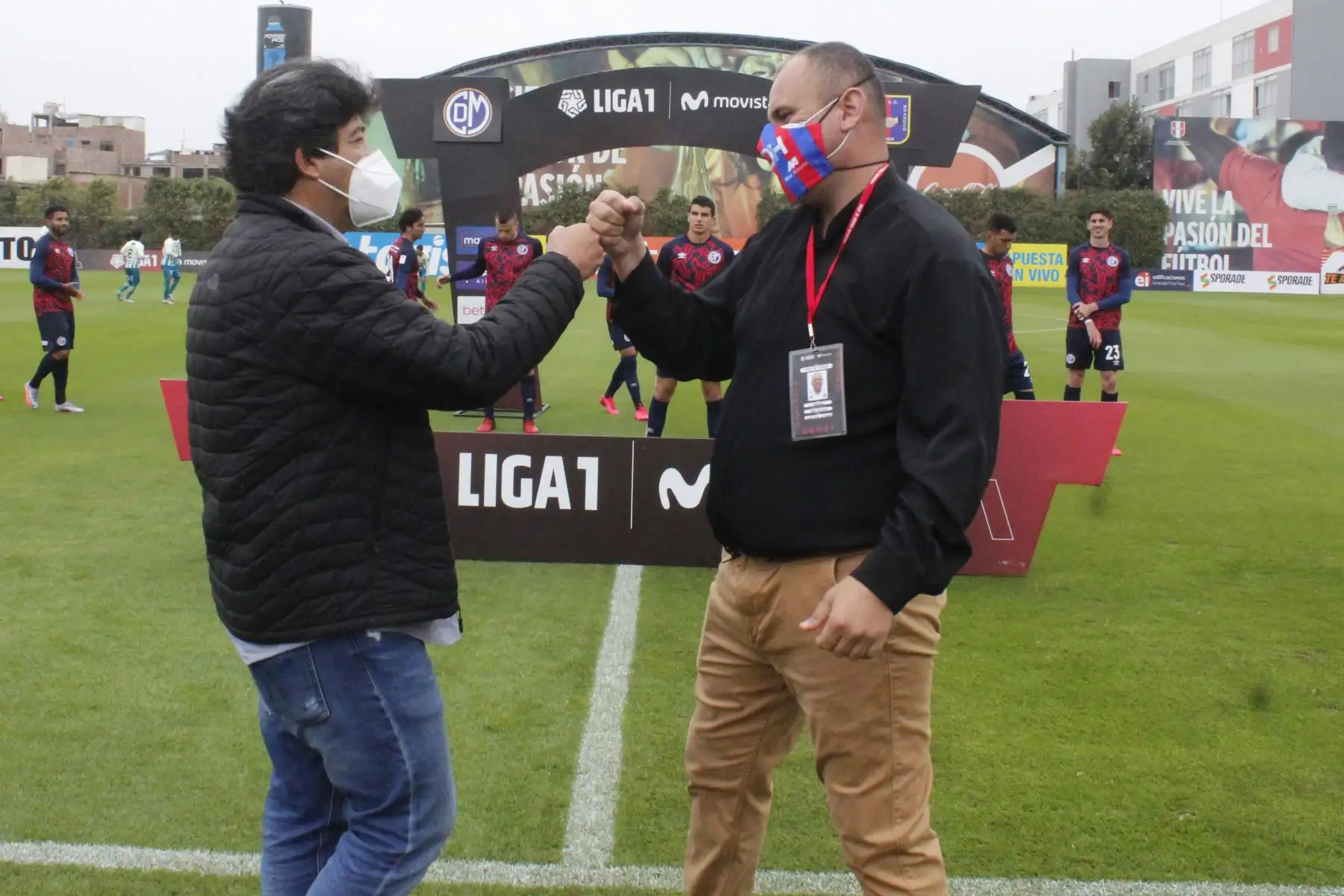 Víctor Rivera, entrenador de Deportivo Municipal saluda a Rony Revollar, director técnico de Alianza UDH durante el inicio del encuentro que disputan ambas escuadras en el estadio Videna por la fecha 9 de la Liga 1. Foto: Liga 1