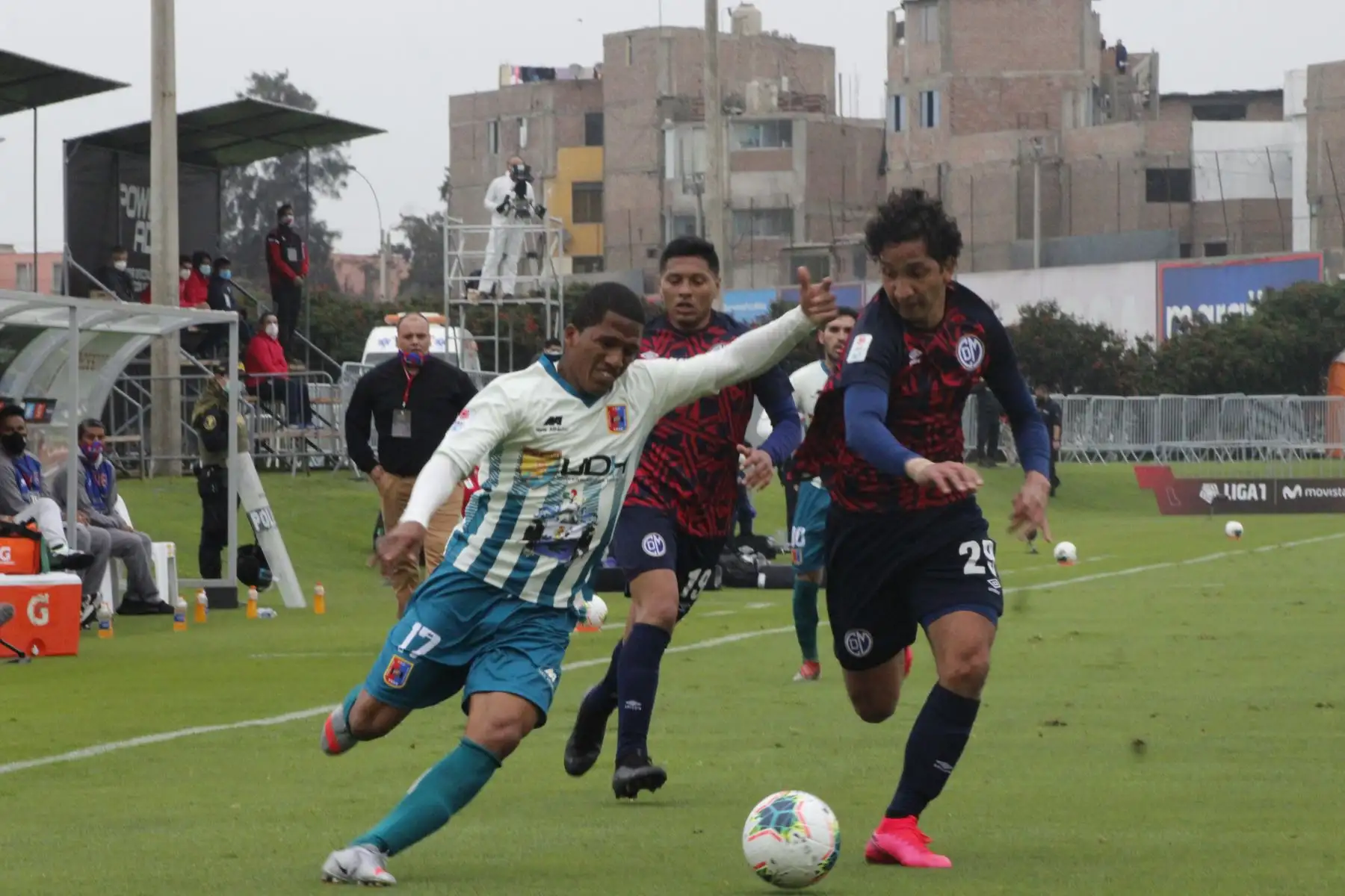 Jean Pierre Archimbaud de Deportivo Municipal disputa el balón con Juan Morales de Alianza UDH durante el encuentro que disputan ambas escuadras en el estadio Videna por la fecha 9 de la Liga 1. Foto: Liga 1