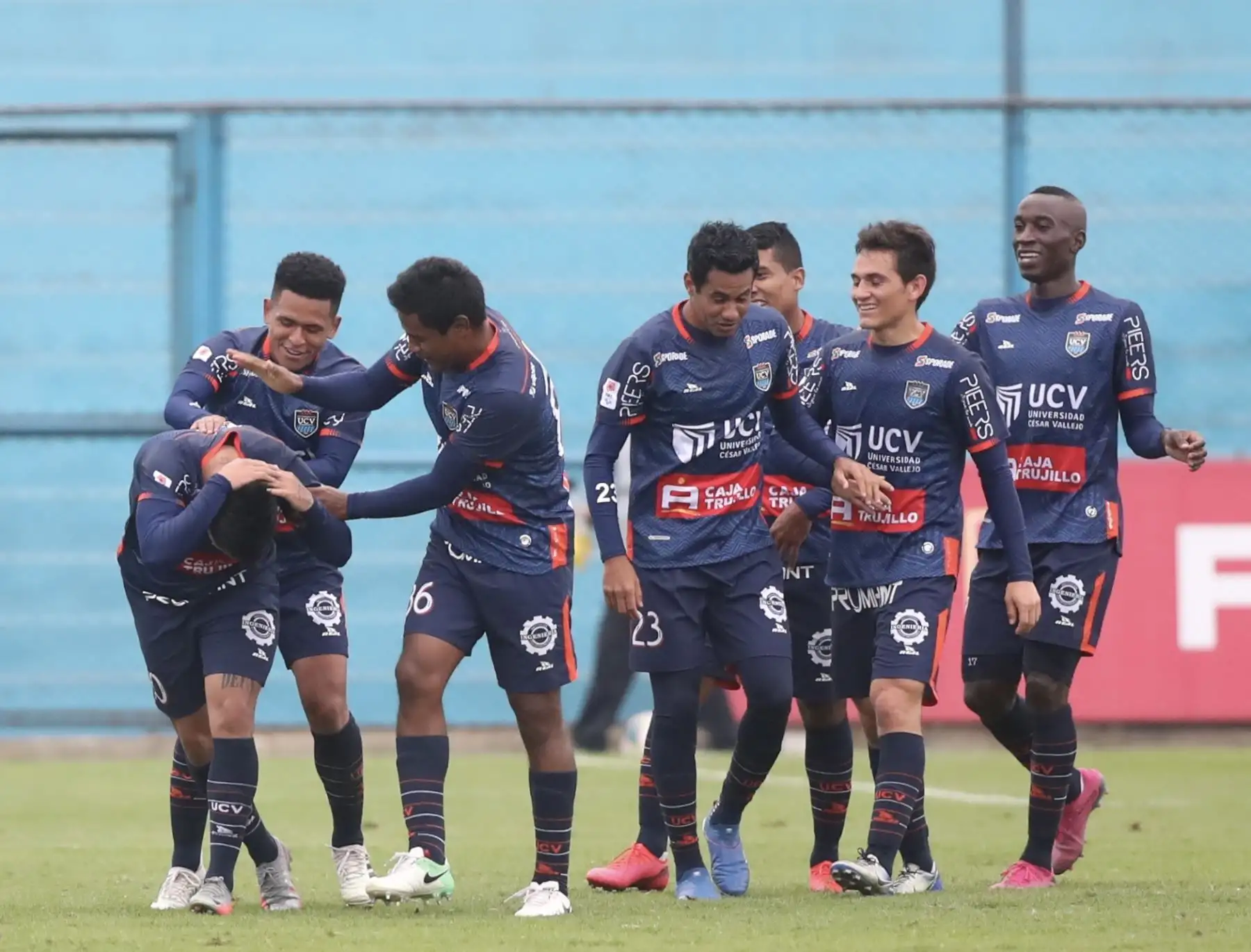 Jugadores de la  UCV  celebran un gol ante  Sport Huancayo por la jornada nueve de la Liga 1, en el estadio Albeto Gallardo. Foto: ANDINA/Liga 1