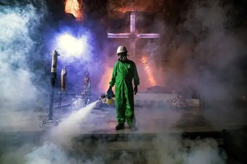 Un trabajador desinfecta la Catedral de Sal de Zipaquirá, una iglesia subterránea construida en una mina de sal, en Zipaquirá, a 45 km al norte de Bogotá, durante la pandemia del coronavirus La Catedral de Sal, uno de los principales atractivos turísticos de Colombia, está a la espera de una autorización del Ministerio de Salud para su reapertura. Foto: AFP