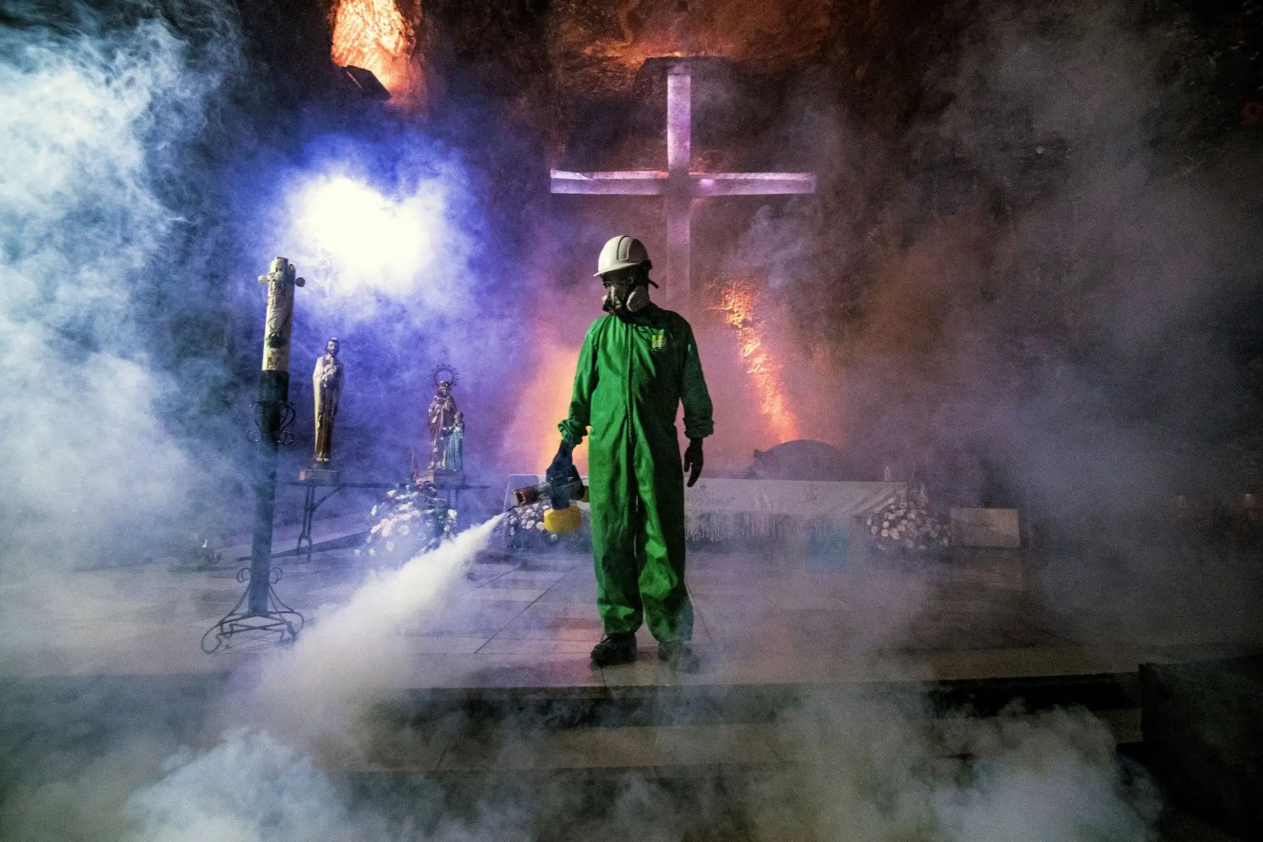 Un trabajador desinfecta la Catedral de Sal de Zipaquirá, una iglesia subterránea construida en una mina de sal, en Zipaquirá, a 45 km al norte de Bogotá, durante la pandemia del coronavirus La Catedral de Sal, uno de los principales atractivos turísticos de Colombia, está a la espera de una autorización del Ministerio de Salud para su reapertura. Foto: AFP
