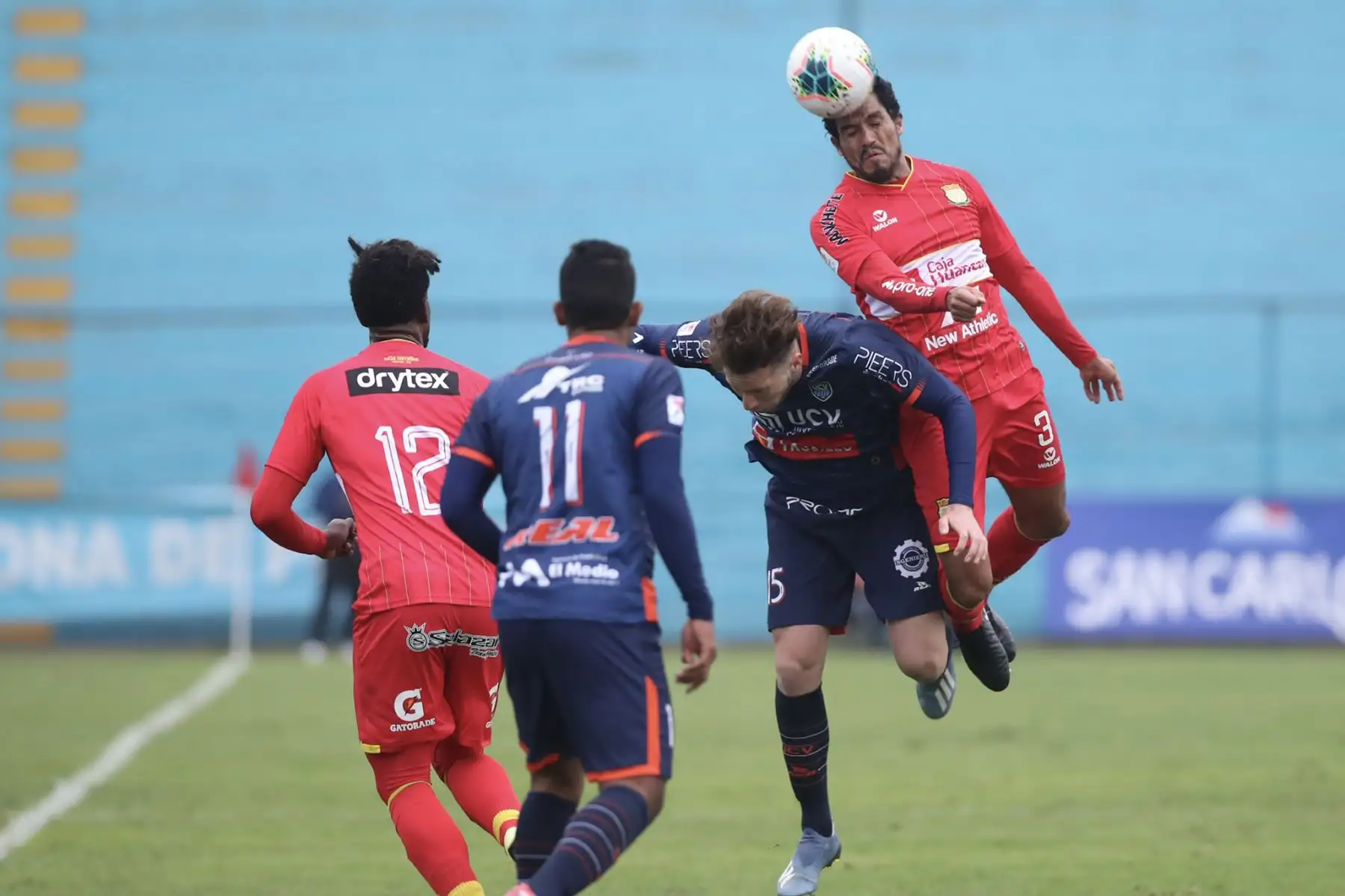 El futbolista V. Balta del Sport Huncayo defiende el balón ante su contrincante del UCV por la jornada nueve de la Liga 1 Movistar, en el estadio Alberto Gallardo. Foto: Liga 1