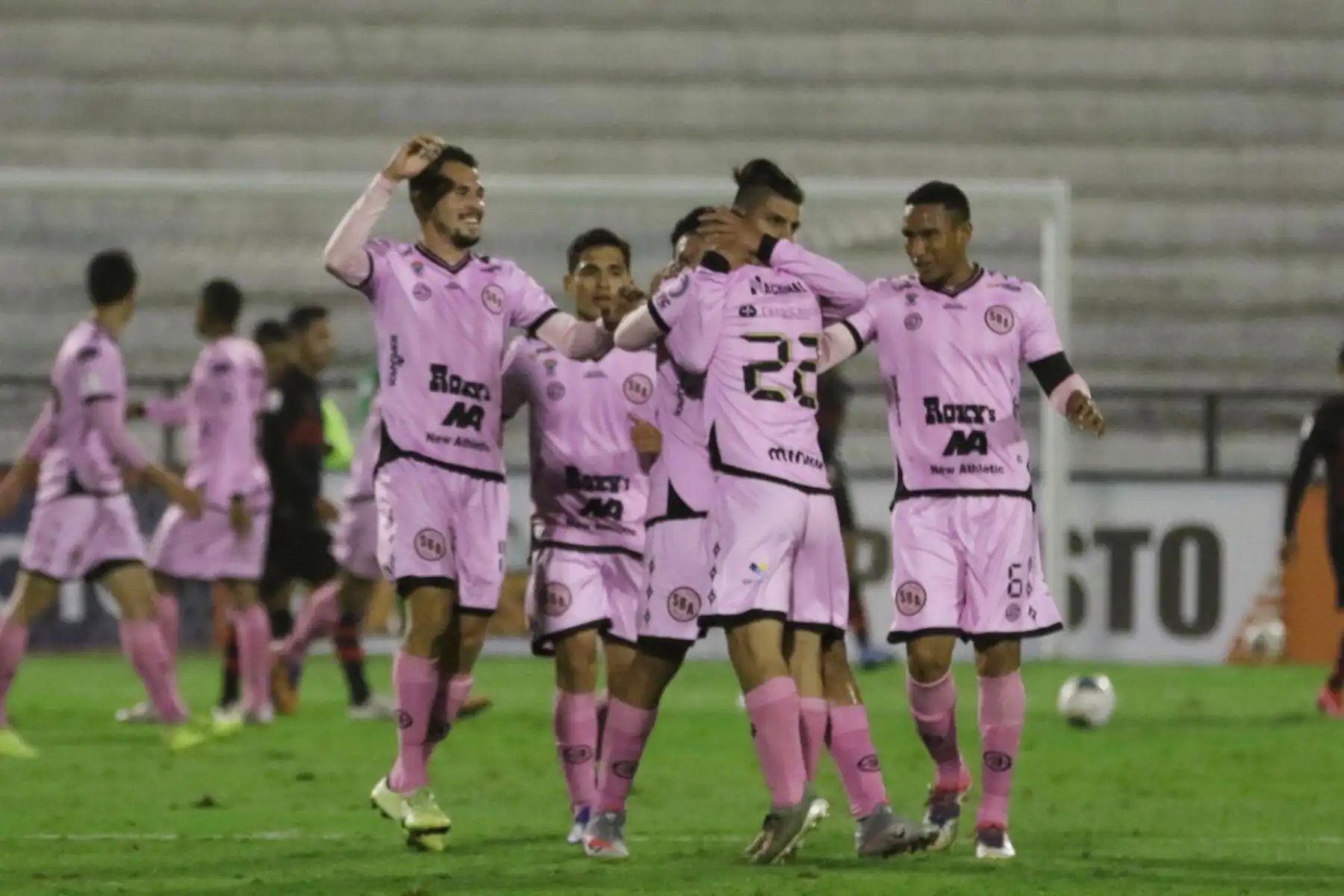 Jugadores del club Sport Boys celebran el  gol anotado ante el club Melgar   por la jornada nueve de la Liga 1, en el estadio Alejandro Villanueva. 
Foto: ANDINA/Liga 1