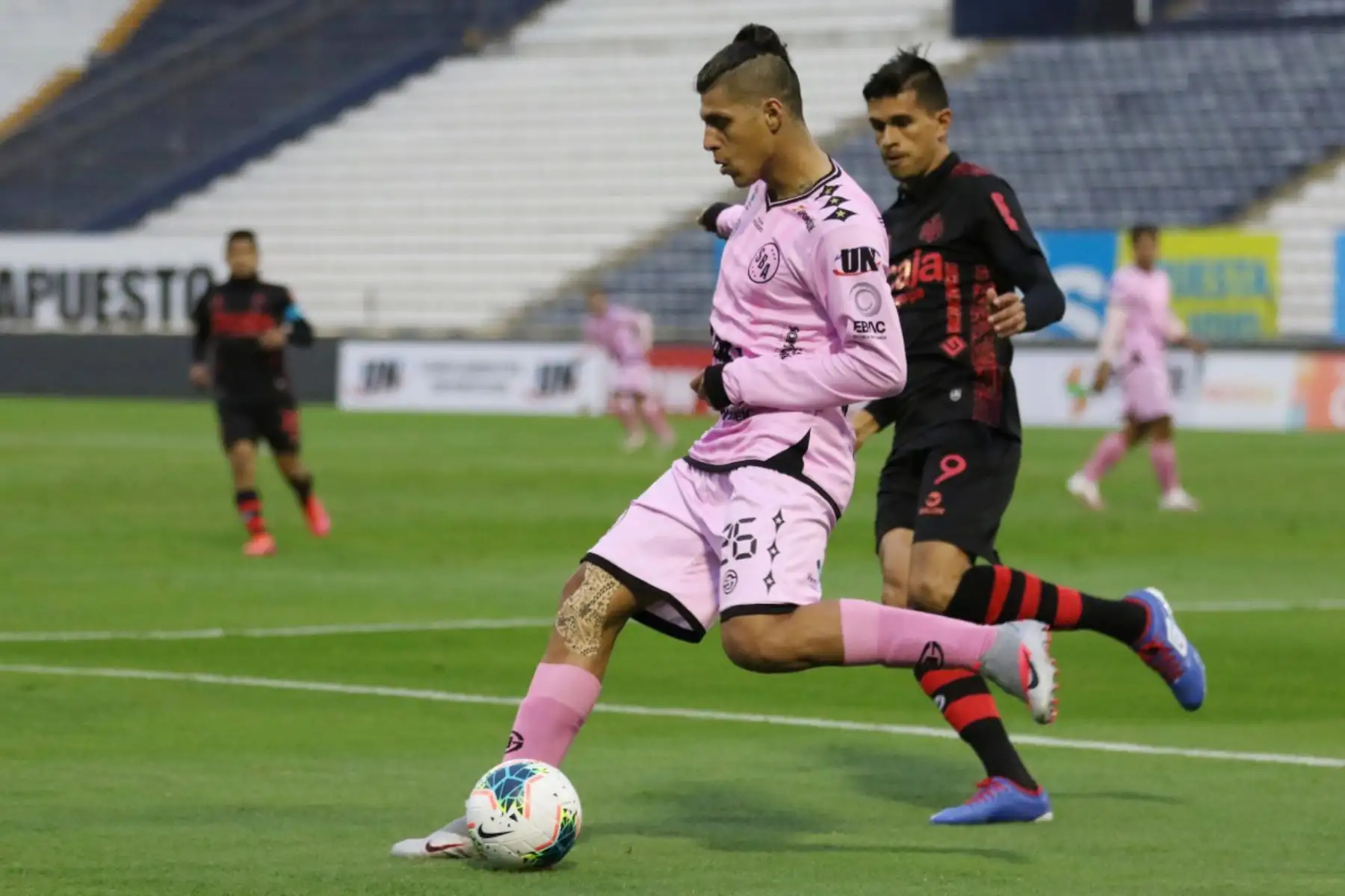 El futbolista del Sport Boys, H. Riojas disputa el balon ante un jugador del  club Melgar  por la jornada nueve de la Liga 1, en el estadio Alejandro Villanueva. 
Foto: ANDINA/Liga 1