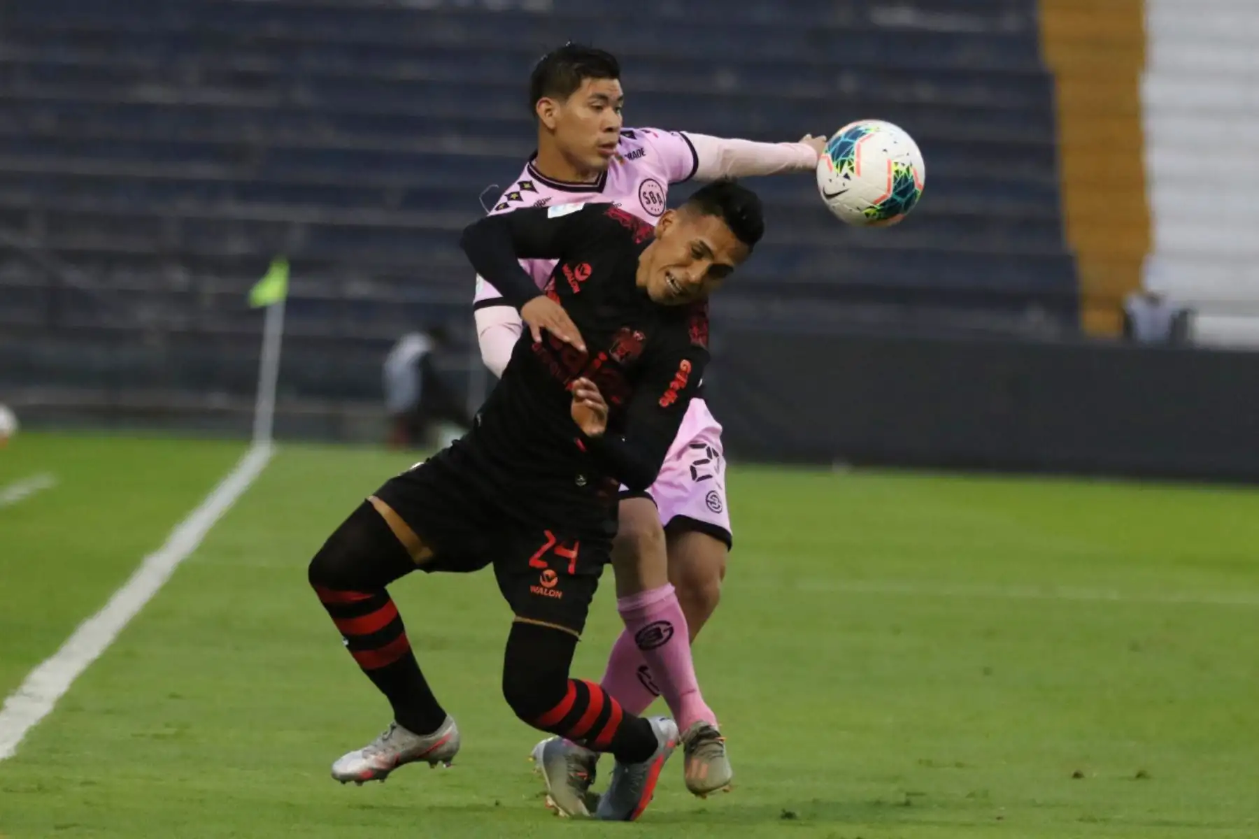 El futbolista del Melgar, C. Neyra disputa el balon ante un jugador del Boys  por la jornada nueve de la Liga 1, en el estadio Alejandro Villanueva. 
Foto: ANDINA/Liga 1