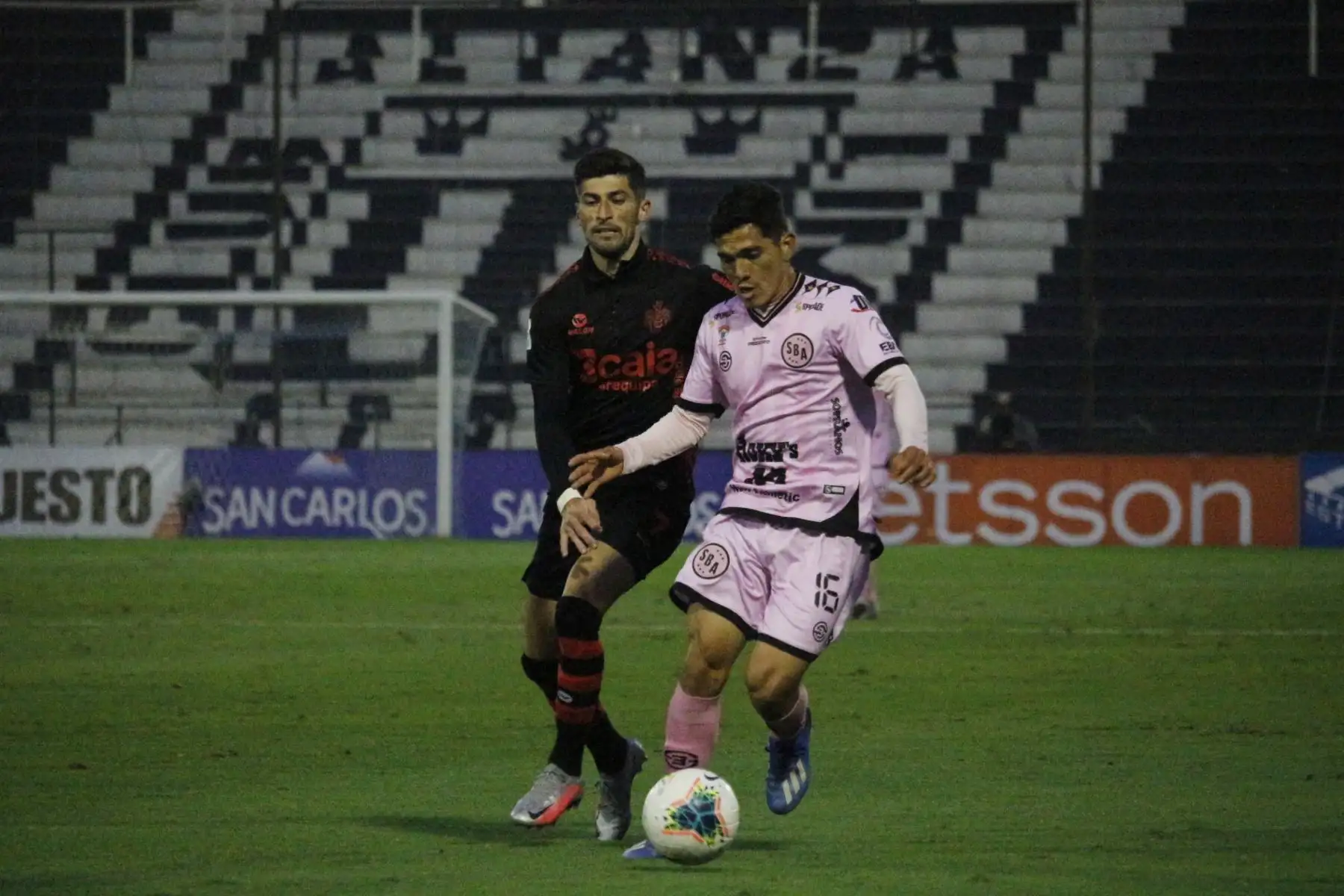 El futbolista del Sport Boys, P. Garcia  disputa el balon ante un jugador del  club Melgar  por la jornada nueve de la Liga 1, en el estadio Alejandro Villanueva. 
Foto: ANDINA/Liga 1