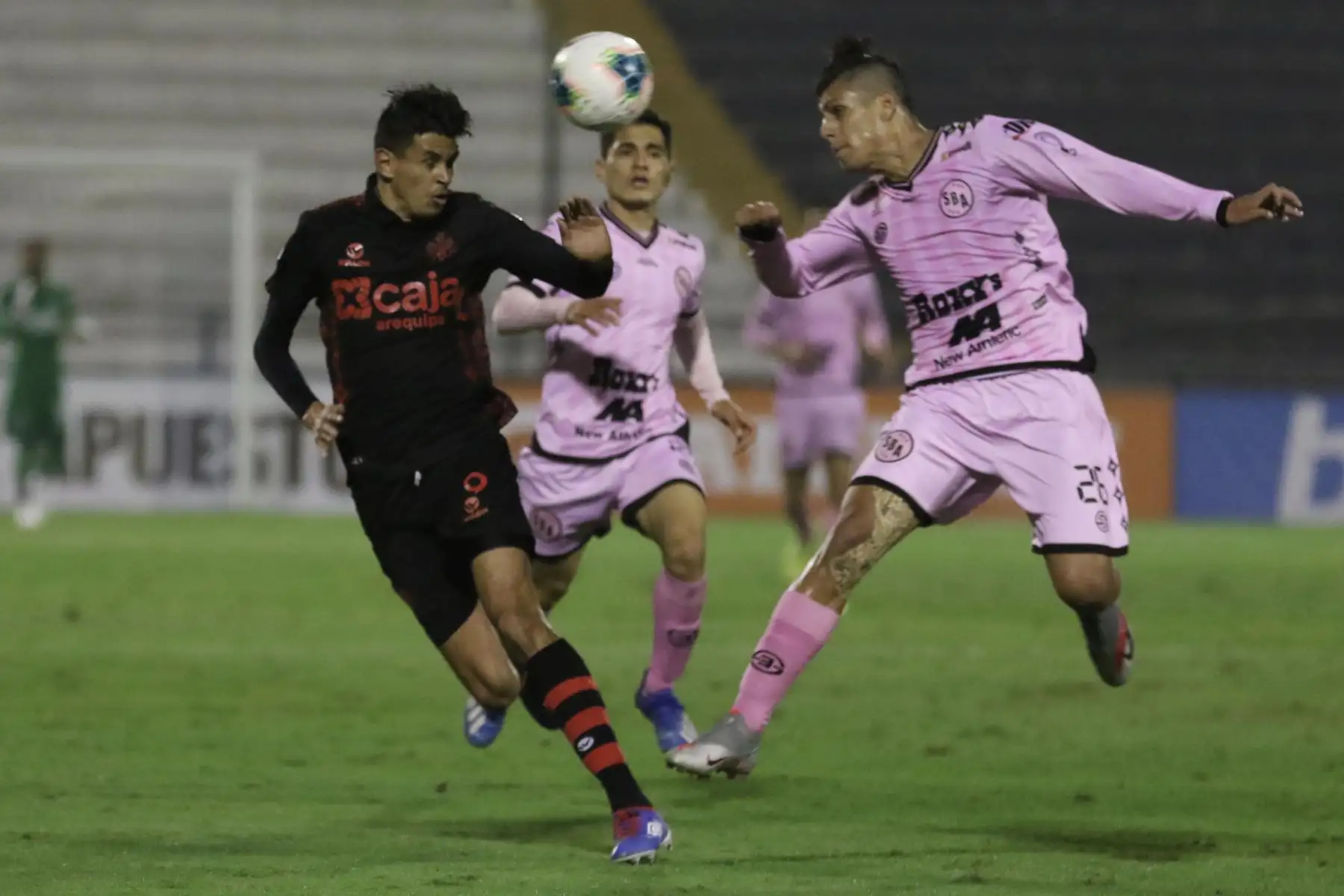 El futbolista del Sport Boys, H. Riojas disputa el balon ante un jugador del  club Melgar  por la jornada nueve de la Liga 1, en el estadio Alejandro Villanueva. 
Foto: ANDINA/Liga 1