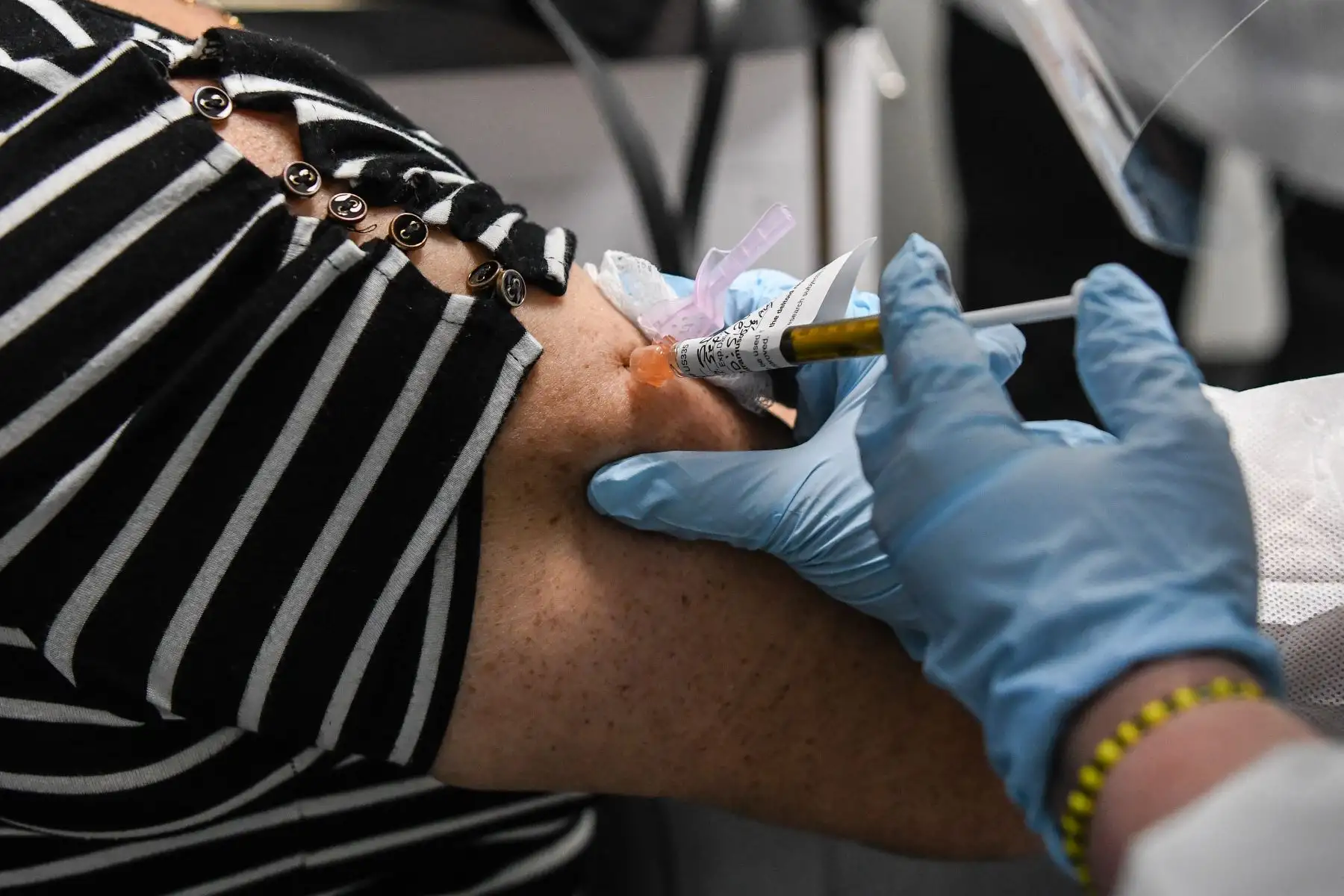Los participantes, que deberán ser mayores de 18 años y expresar previamente su consentimiento informado, recibirán dos inyecciones bien sea de la candidata a vacuna o un placebo salino con un intervalo aproximado de cuatro semanas cada una. Foto: AFP