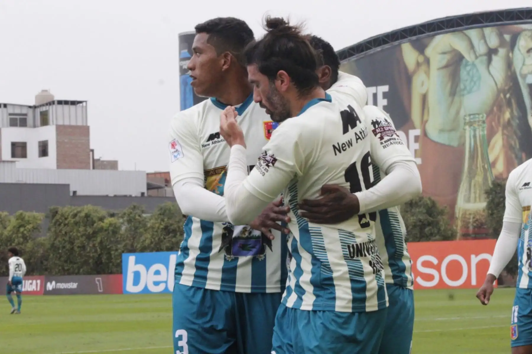 Jugadores de  Alianza UDH celebran tras el empate ante el deportivo Municipal durante el encuentro que disputan ambas escuadras en el estadio Videna por la fecha 9 de la Liga 1. 
Foto: Liga 1