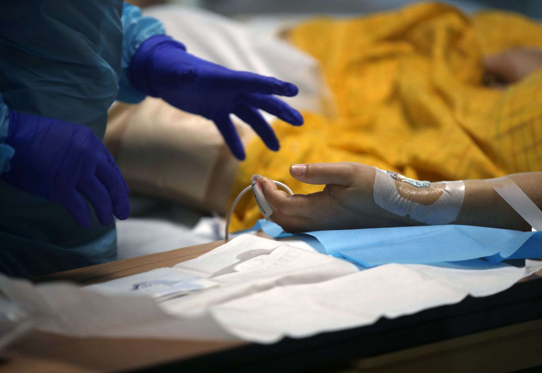 Una enfermera monitorea a un paciente con covid-19 en la unidad de cuidados intensivos en el Centro Médico Regional en San José, California. Foto: AFP.
