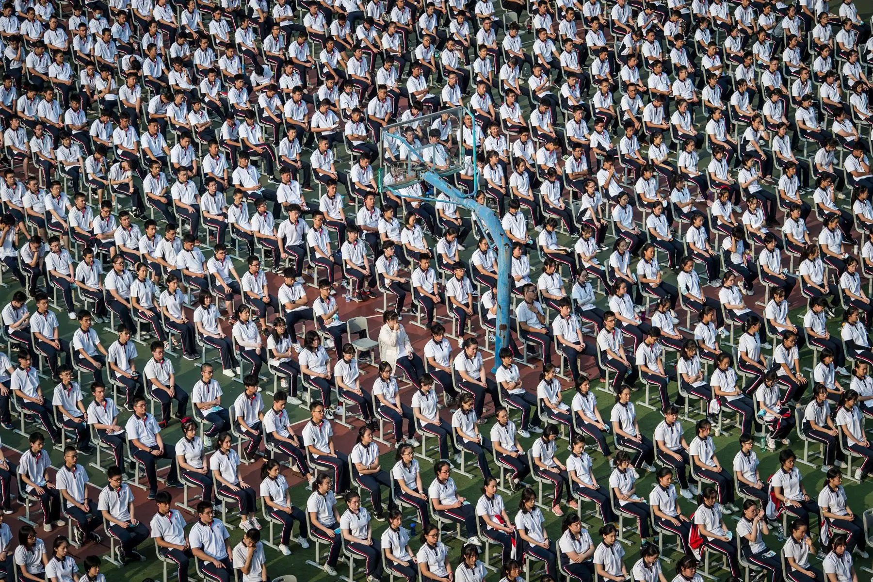 Los estudiantes asisten al centenario de la fundación de la escuela secundaria de Wuhan en el primer día del nuevo semestre en Wuhan, en la provincia central de Hubei de China.
Foto: AFP
