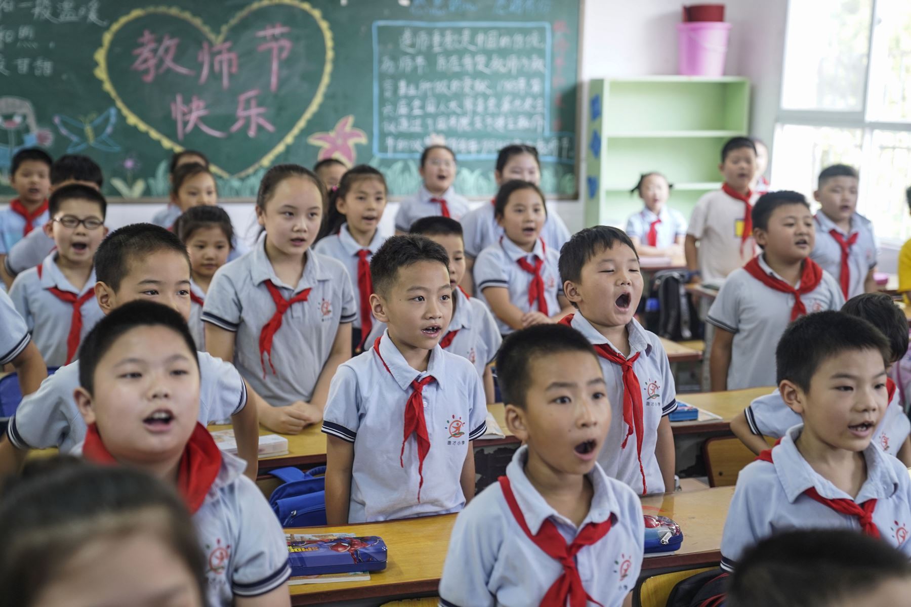 Los estudiantes de primaria asisten a una clase el primer día del nuevo semestre en Wuhan, en la provincia central de Hubei, en China.
Foto: AFP