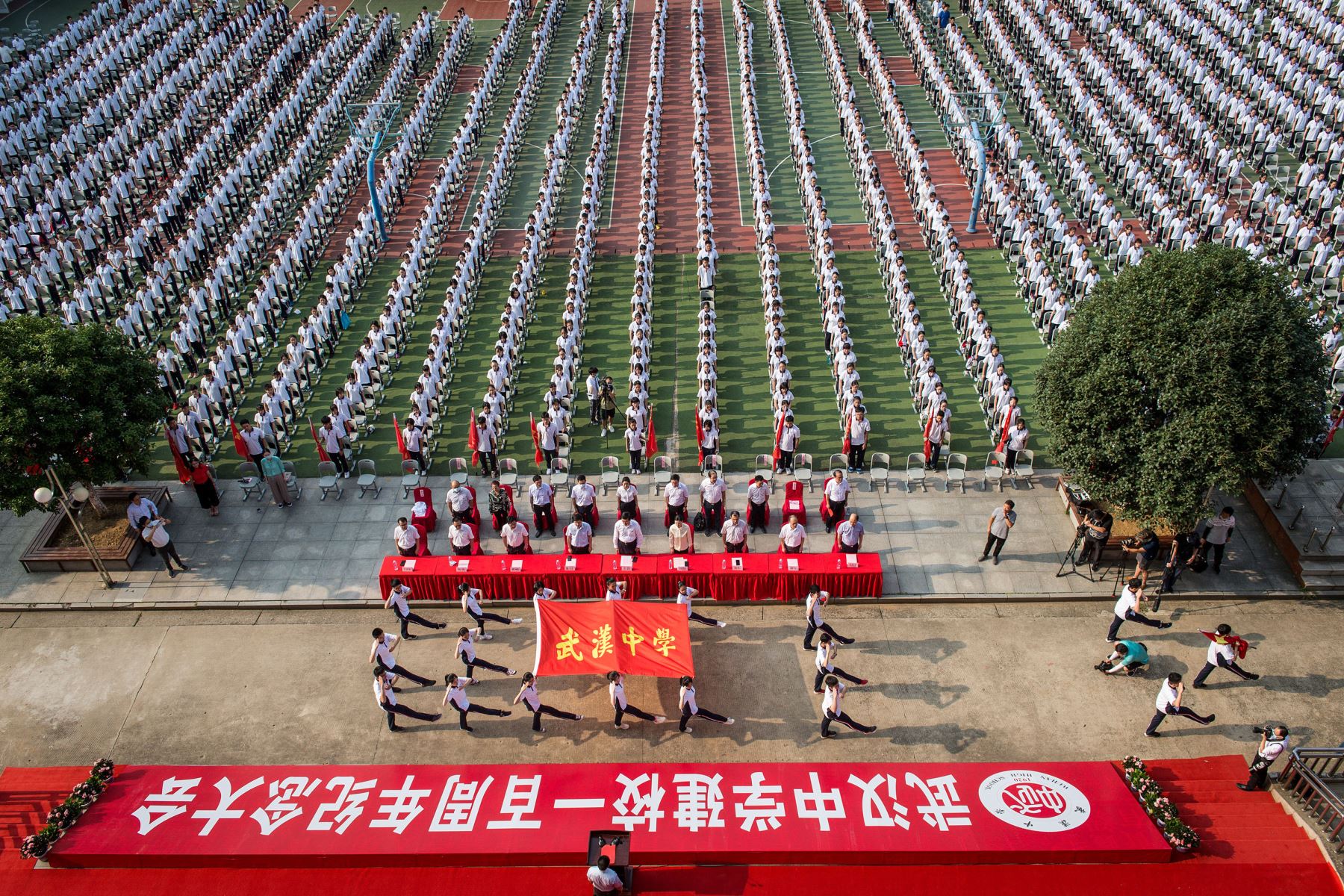 Los estudiantes asisten al centenario de la fundación de la escuela secundaria de Wuhan en el primer día del nuevo semestre en Wuhan, en la provincia central de Hubei de China.
Foto: AFP