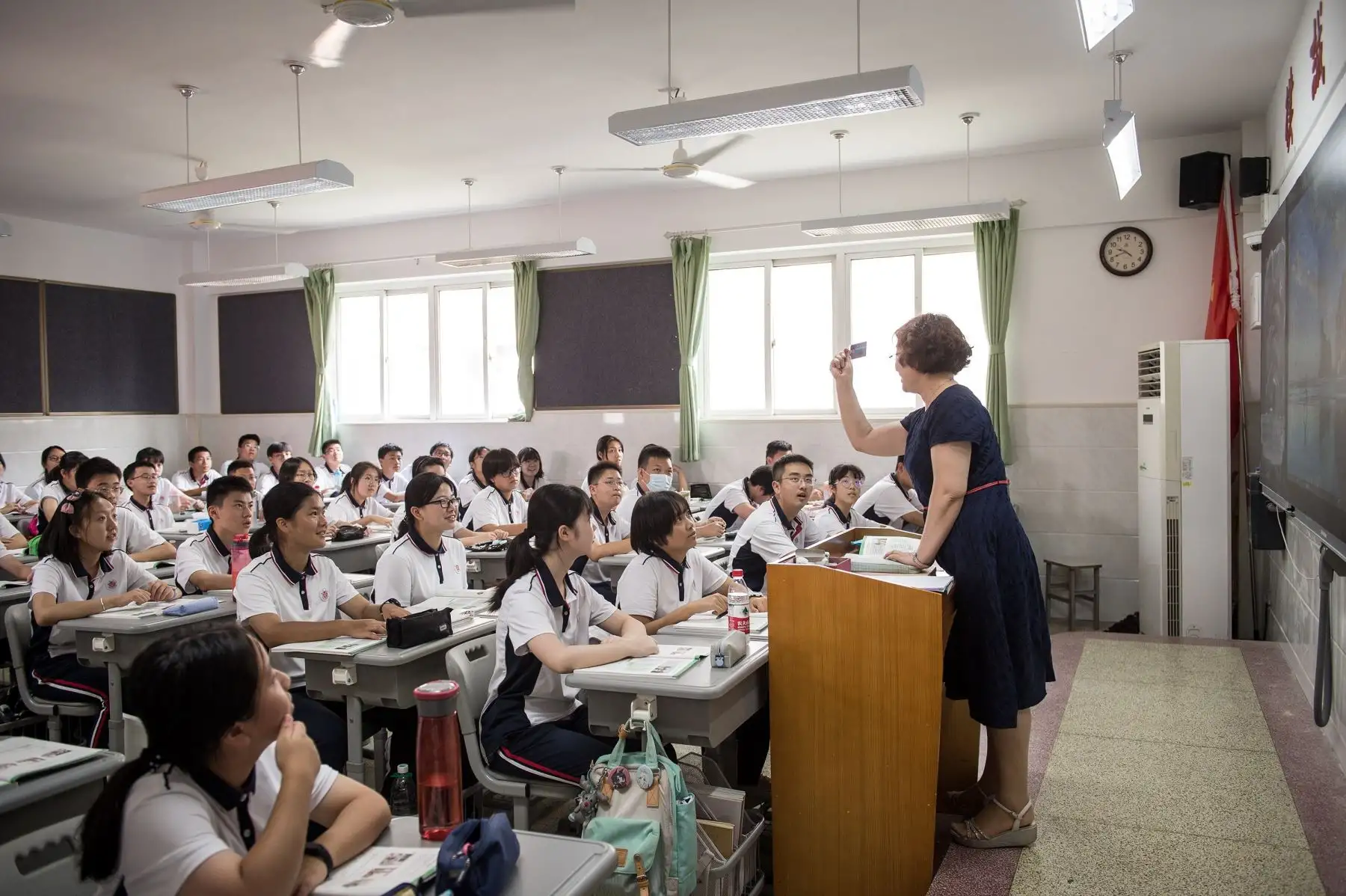 Los estudiantes de la escuela secundaria de Wuhan asisten a clases el primer día del nuevo semestre de otoño en Wuhan, provincia de Hubei, en China. Foto: EFE