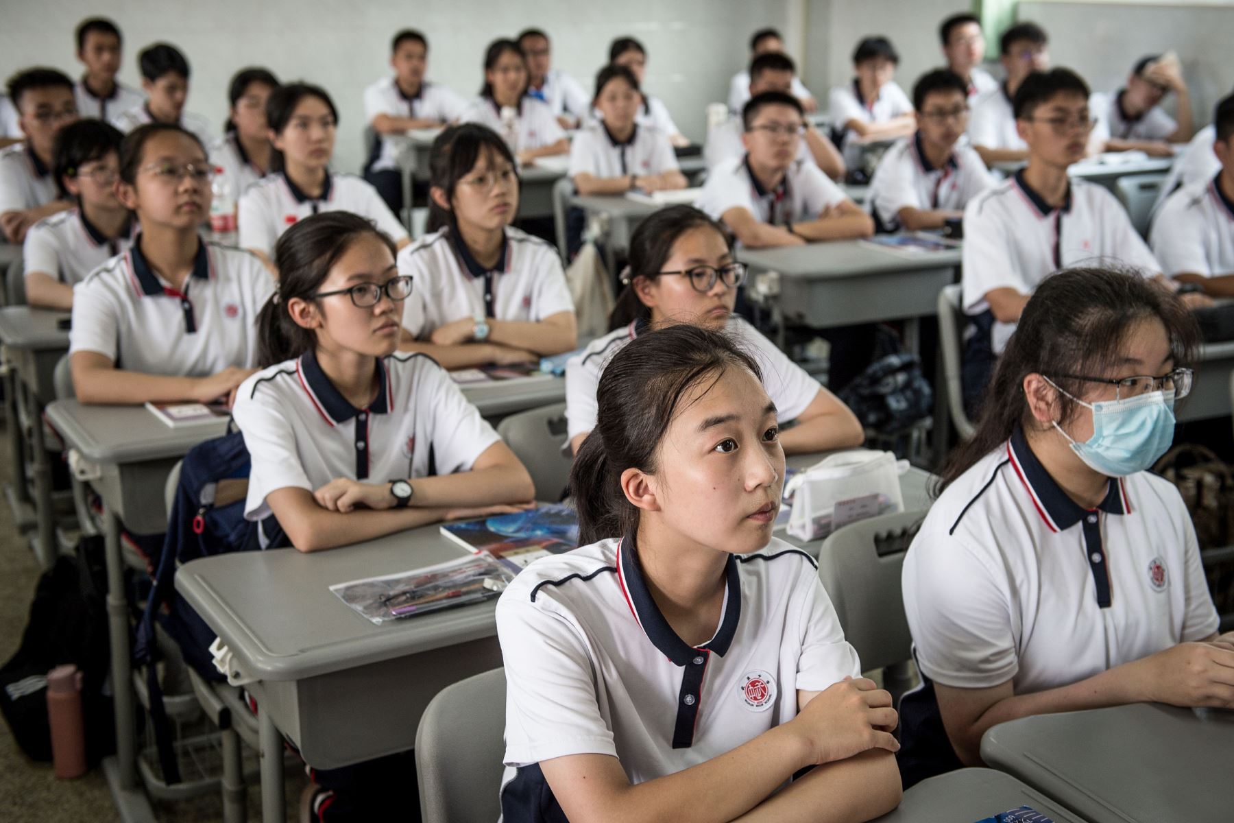 Los estudiantes asisten a una clase en la escuela secundaria de Wuhan el primer día del nuevo semestre en Wuhan, en la provincia central de Hubei, China.
Foto: AFP