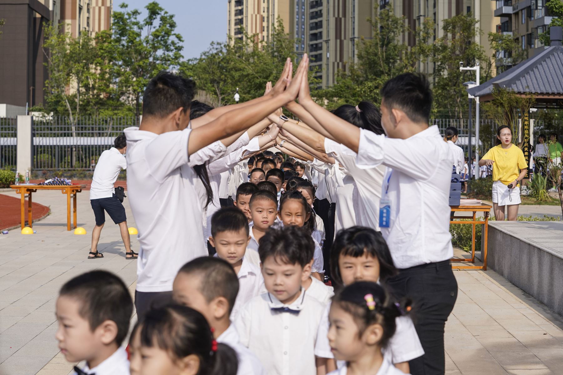 Los maestros reciben a los estudiantes de primaria cuando llegan a la escuela el primer día del nuevo semestre en Wuhan, en la provincia central de Hubei, en China.
Foto: AFP