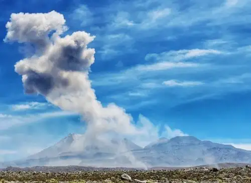 El volcán Sabancaya es uno de los más activos del Perú y en los últimos cuatro años ha registrado más de 37,000 explosiones, revela el IGP. ANDINA/Difusión