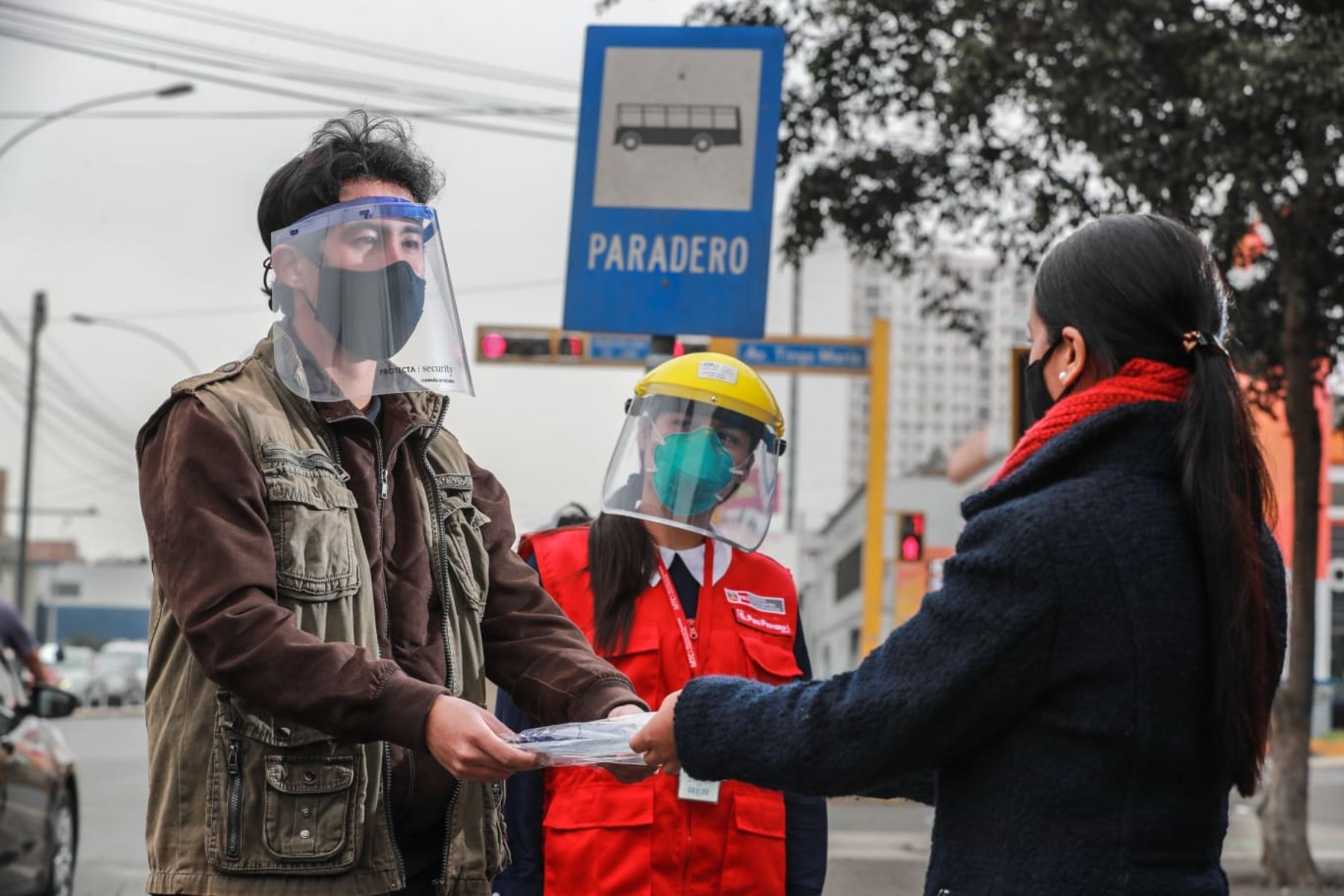 El MTC entregará en Arequipa más de 800,000 protectores faciales a usuarios del transporte público de pasajeros para evitar propagación del coronanvirus.