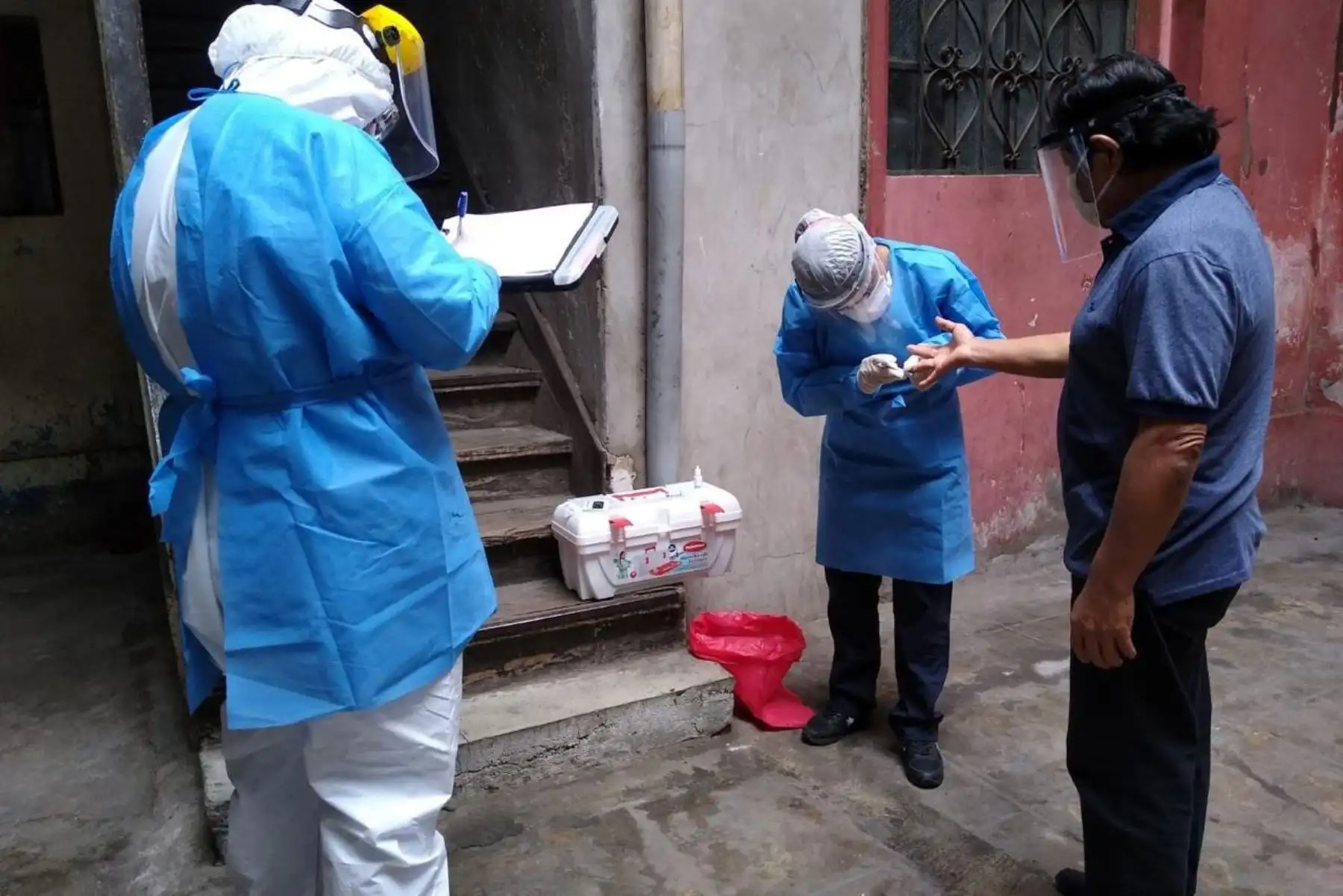 Brigadas del Minsa visitan los domicilios de la urbanización Montserrat, en el Cercado de Lima, para descartar casos de covid -19, en el marco de la Operación Tayta, como parte de las acciones para enfrentar la pandemia.
Foto: Minsa