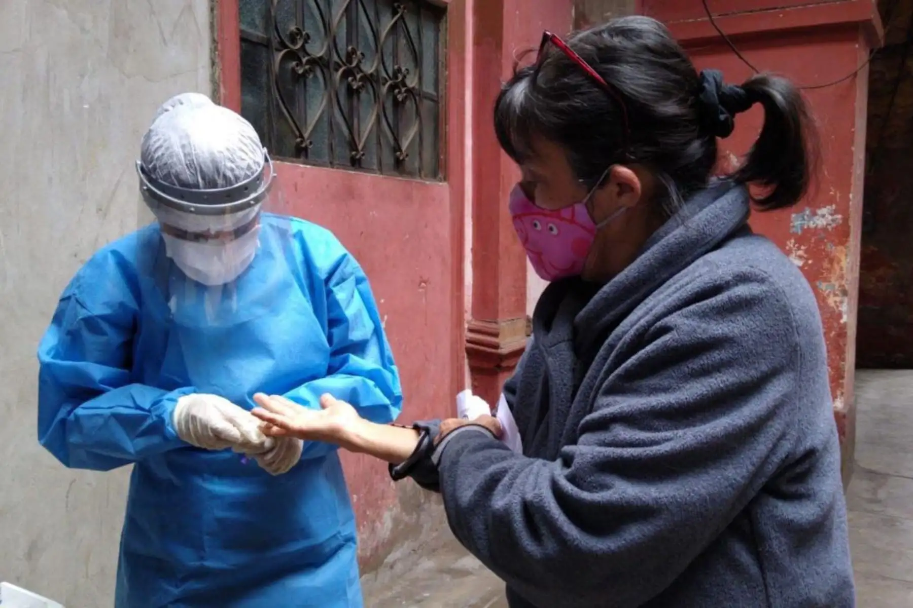 Brigadas del Minsa visitan los domicilios de la urbanización Montserrat, en el Cercado de Lima, para descartar casos de covid -19, en el marco de la Operación Tayta, como parte de las acciones para enfrentar la pandemia.
Foto: Minsa