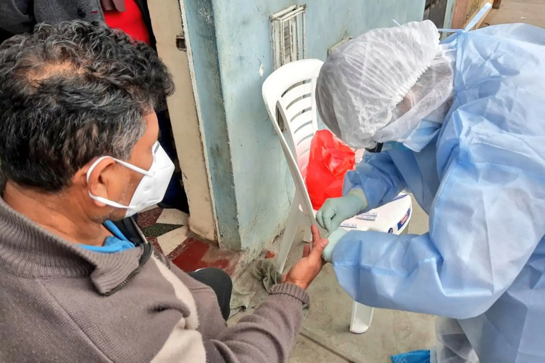 Equipos de Respuesta Rápida del Minsa, con el apoyo del Ejercito del Perú y la Policia Nacional visitan más de 250 viviendas de la zona de El Carmen en Comas para brindar descarte y tratamiento de covid -19 a personas vulnerables. 
Foto: Minsa