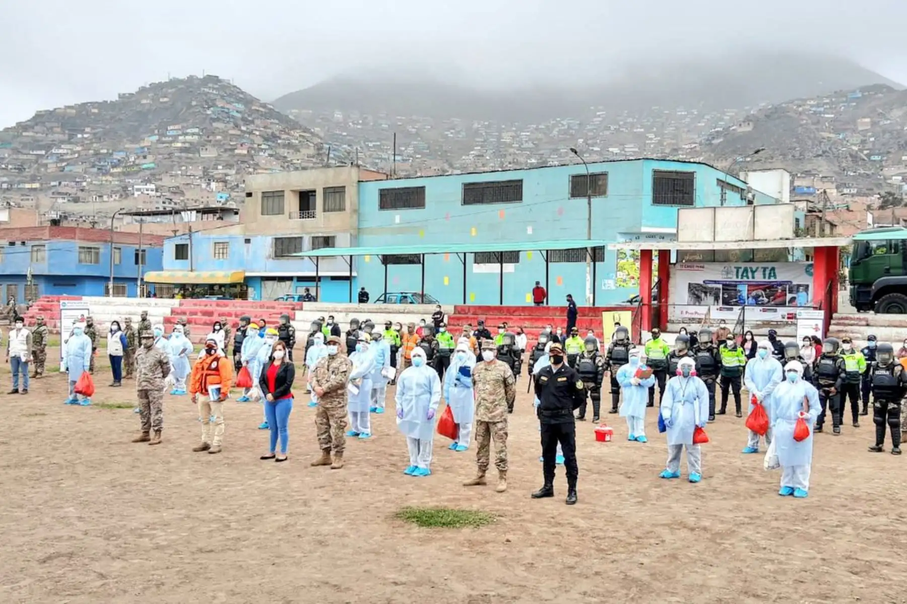 Equipos de Respuesta Rápida del Minsa, con el apoyo del Ejercito del Perú y la Policia Nacional visitan más de 250 viviendas de la zona de El Carmen en Comas para brindar descarte y tratamiento de covid -19 a personas vulnerables. 
Foto: Minsa
