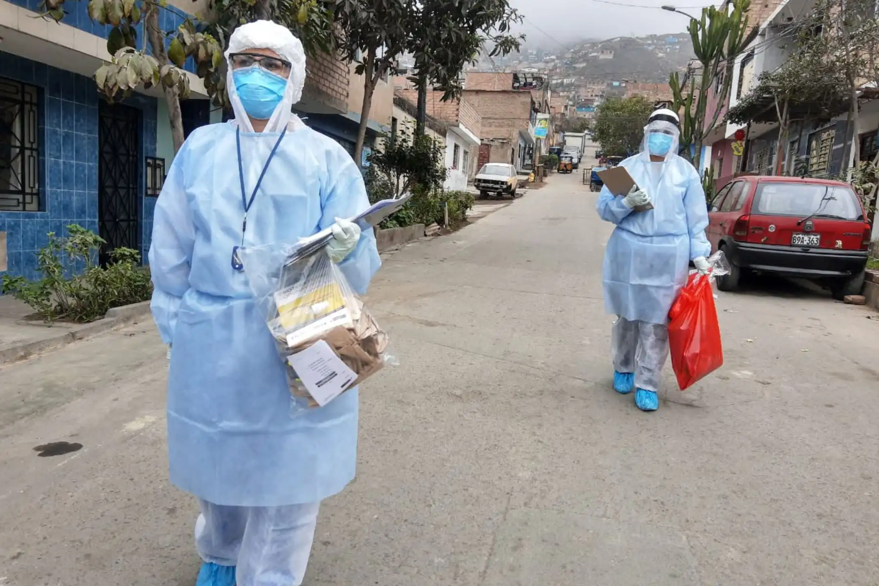 Equipos de Respuesta Rápida del Minsa, con el apoyo del Ejercito del Perú y la Policia Nacional visitan más de 250 viviendas de la zona de El Carmen en Comas para brindar descarte y tratamiento de covid -19 a personas vulnerables. 
Foto: Minsa