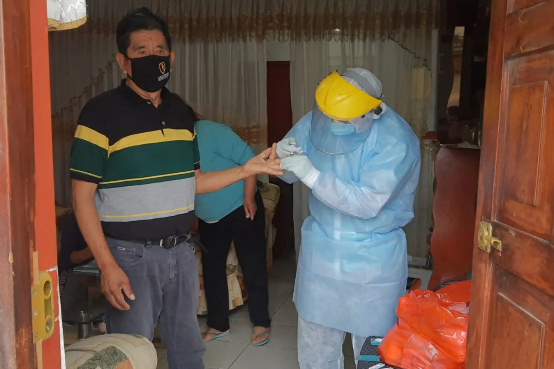 Equipos de Respuesta Rápida del Minsa, con el apoyo del Ejercito del Perú y la Policia Nacional visitan más de 250 viviendas de la zona de El Carmen en Comas para brindar descarte y tratamiento de covid -19 a personas vulnerables. 
Foto: Minsa