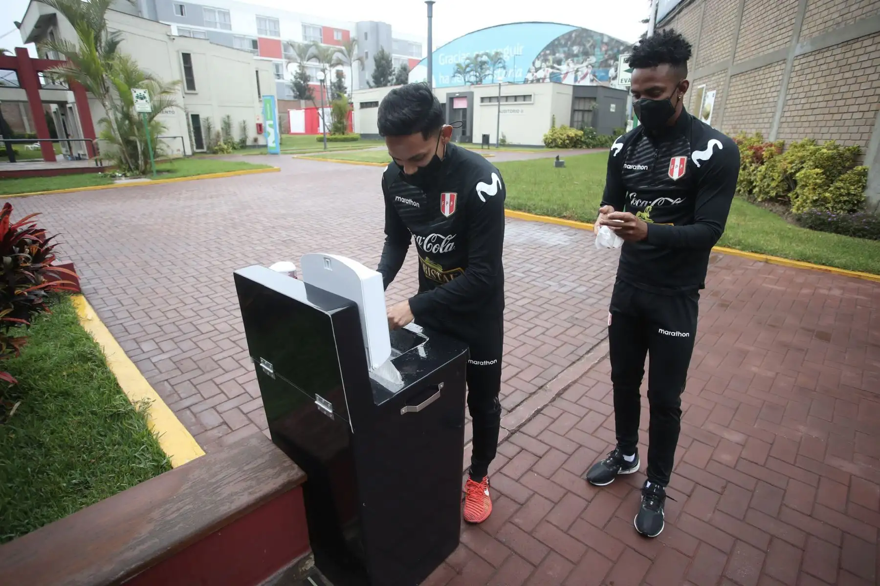 La selección peruana inició sus entrenamientos en la Videna. Previo al inicio de los entrenamientos, los seleccionados nacionales pasaron pruebas serológicas, cumpliendo los protocolos de seguridad. Posteriormente, fueron recibidos por miembros del comando técnico.
Foto:ANDINA/FPF