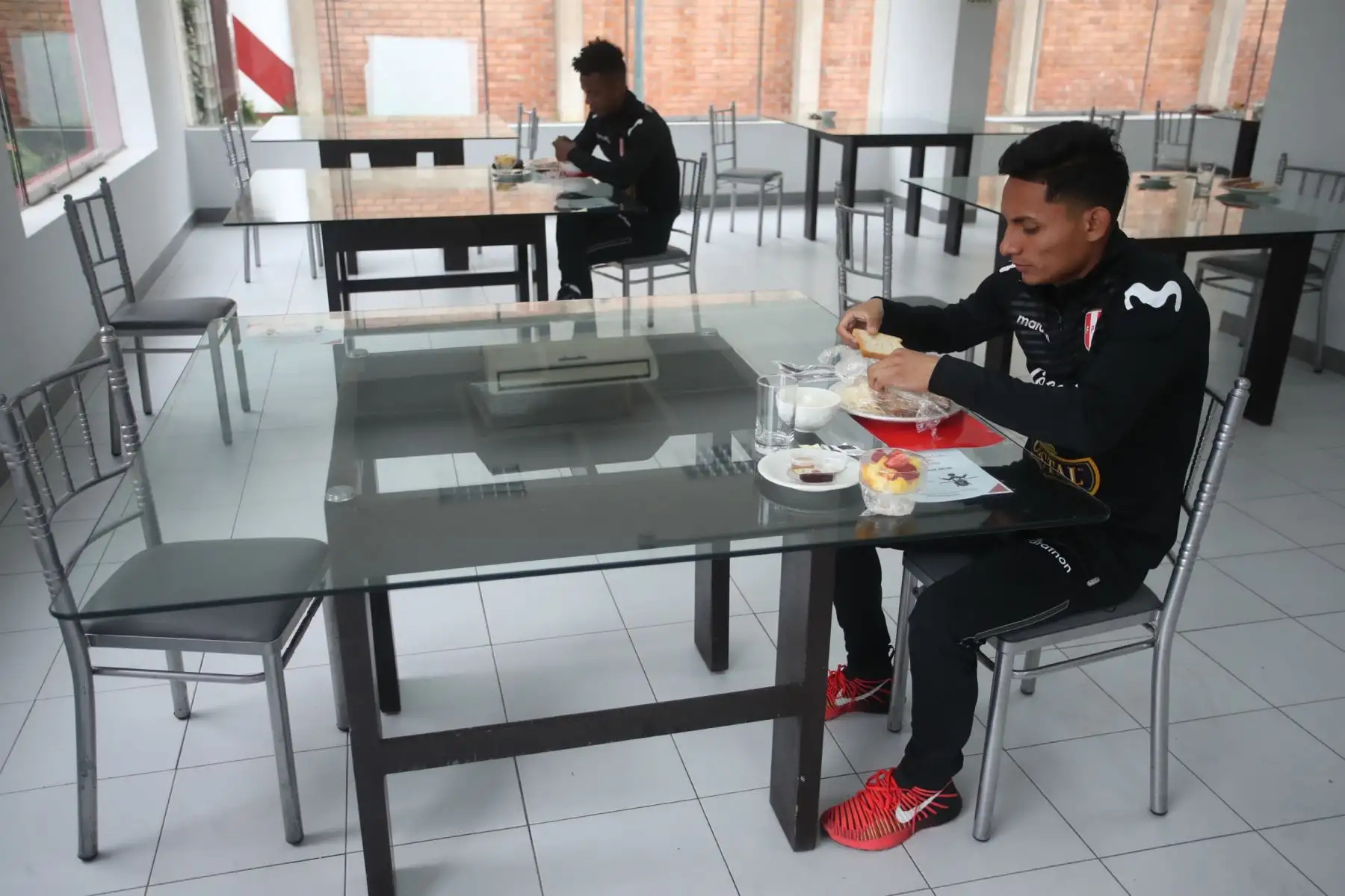 La selección peruana inició sus entrenamientos en la Videna. Previo al inicio de los entrenamientos, los seleccionados nacionales pasaron pruebas serológicas, cumpliendo los protocolos de seguridad. Posteriormente, fueron recibidos por miembros del comando técnico.
Foto:ANDINA/FPF