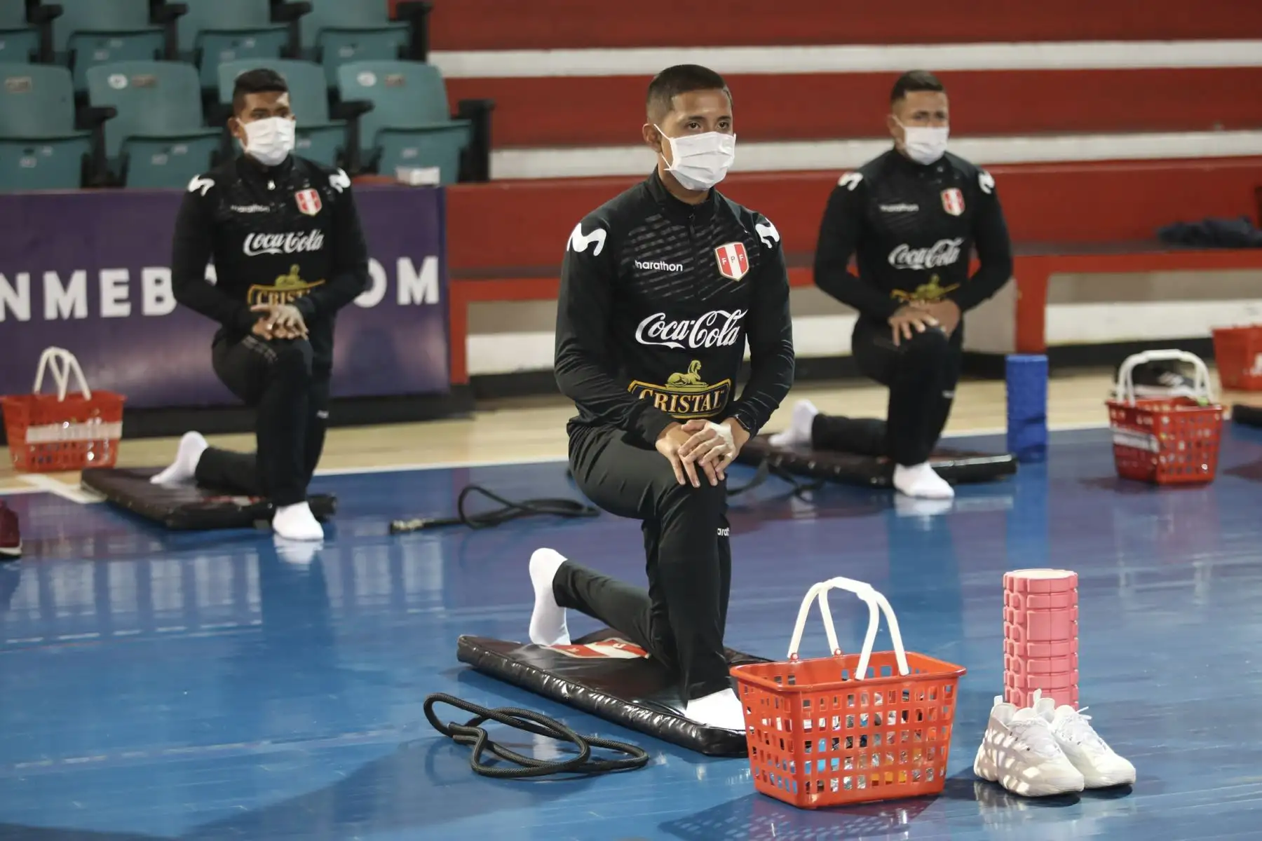 La selección peruana inició sus entrenamientos en la Videna. Previo al inicio de los entrenamientos, los seleccionados nacionales pasaron pruebas serológicas, cumpliendo los protocolos de seguridad. Posteriormente, fueron recibidos por miembros del comando técnico.
Foto:ANDINA/FPF