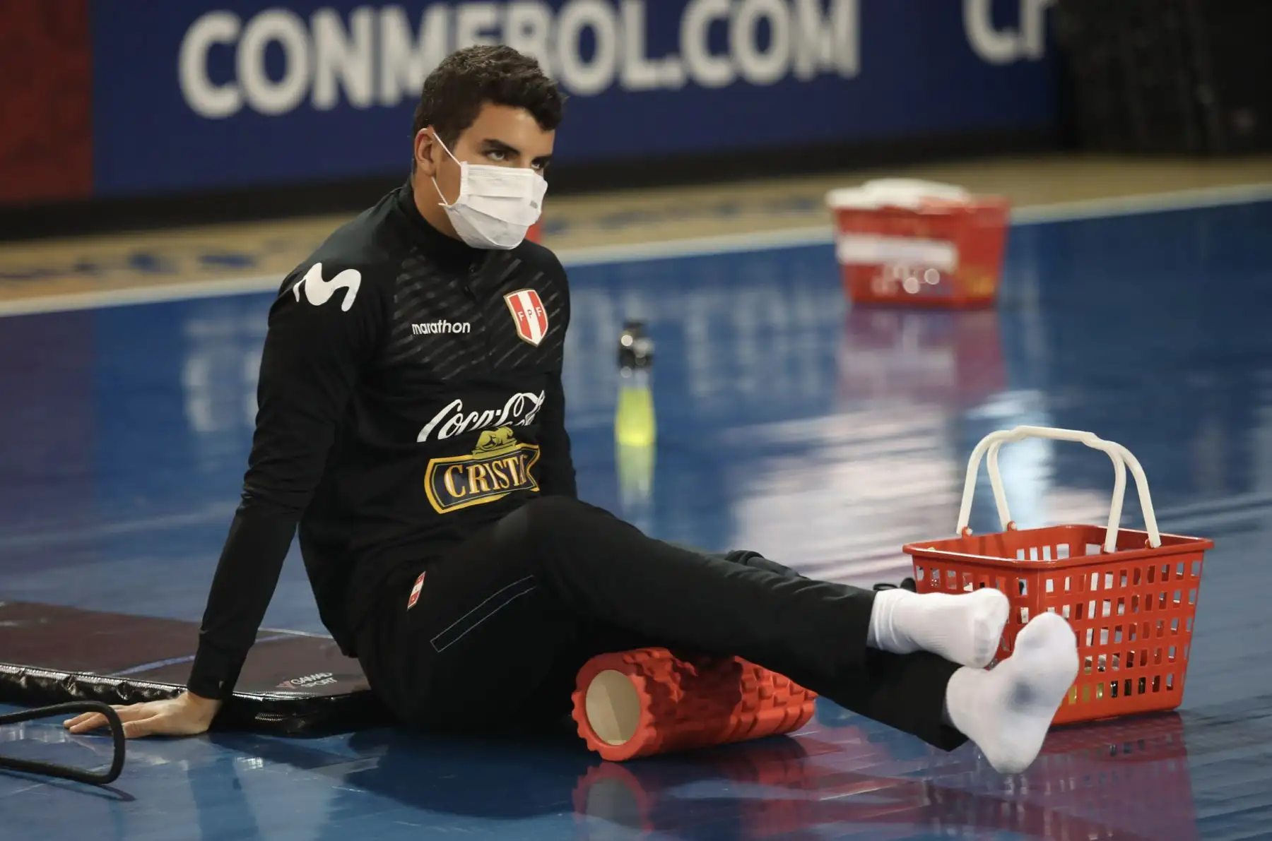 La selección peruana inició sus entrenamientos en la Videna. Previo al inicio de los entrenamientos, los seleccionados nacionales pasaron pruebas serológicas, cumpliendo los protocolos de seguridad. Posteriormente, fueron recibidos por miembros del comando técnico.
Foto:ANDINA/FPF