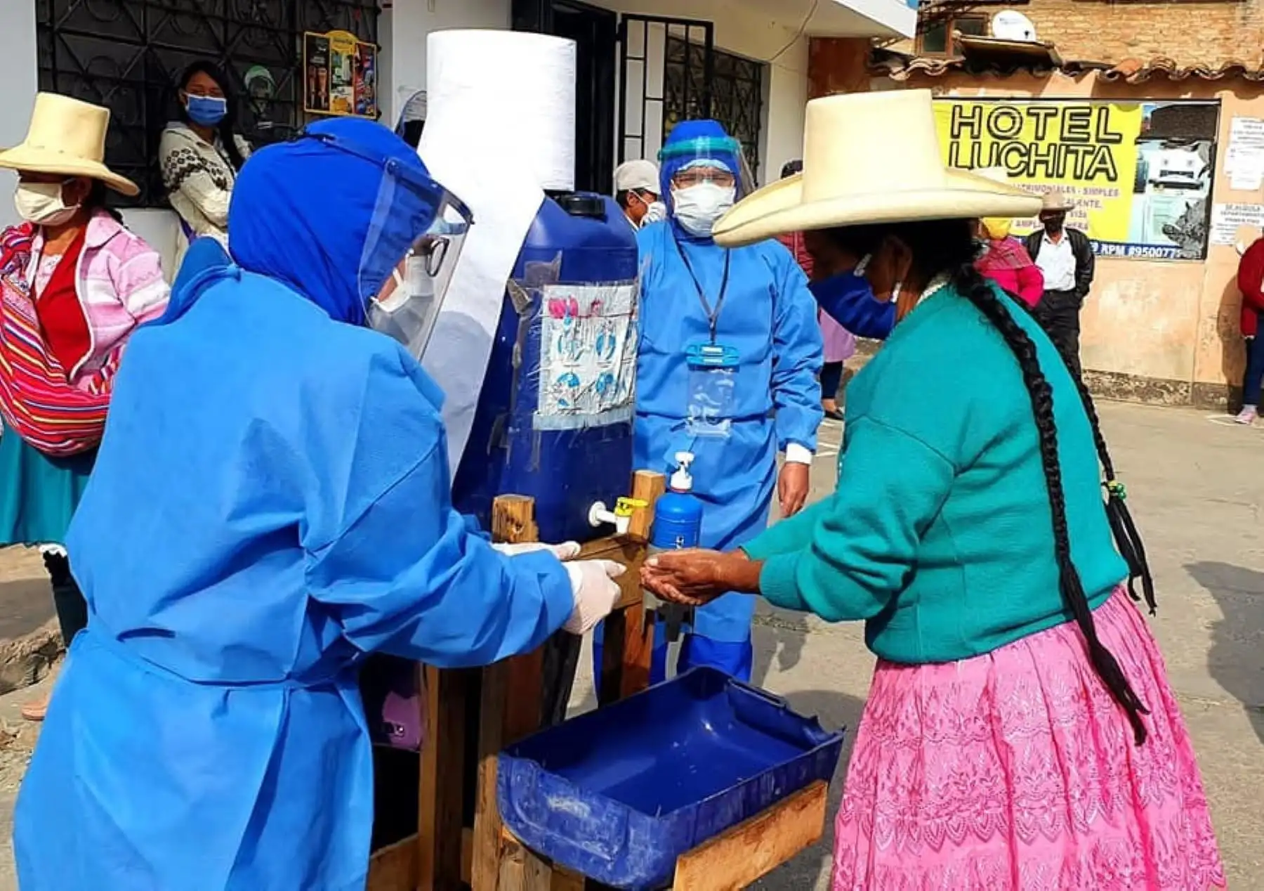 Personal de salud de Áncash dictó charlas en quechua a adultos mayores para instruirlos en el lavado de manos y otras medidas de prevención para evitar el contagio del coronavirus. ANDINA/Difusión