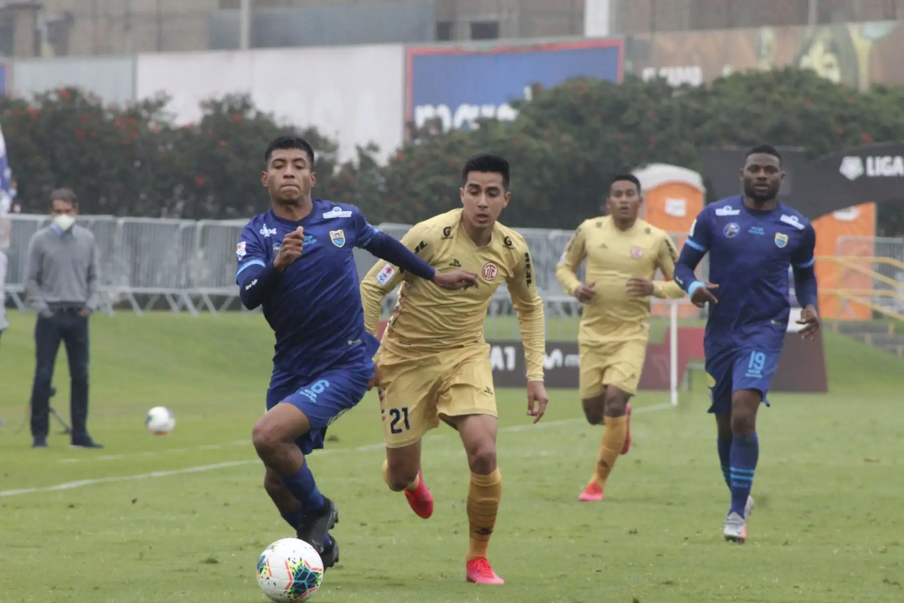 El futbolista J. Navarro del Carlos Stein disputa el balón contra R. Campodónico del club UTC por la jornada nueve de la Liga 1, en la Videna. Foto: @LigaFutProf