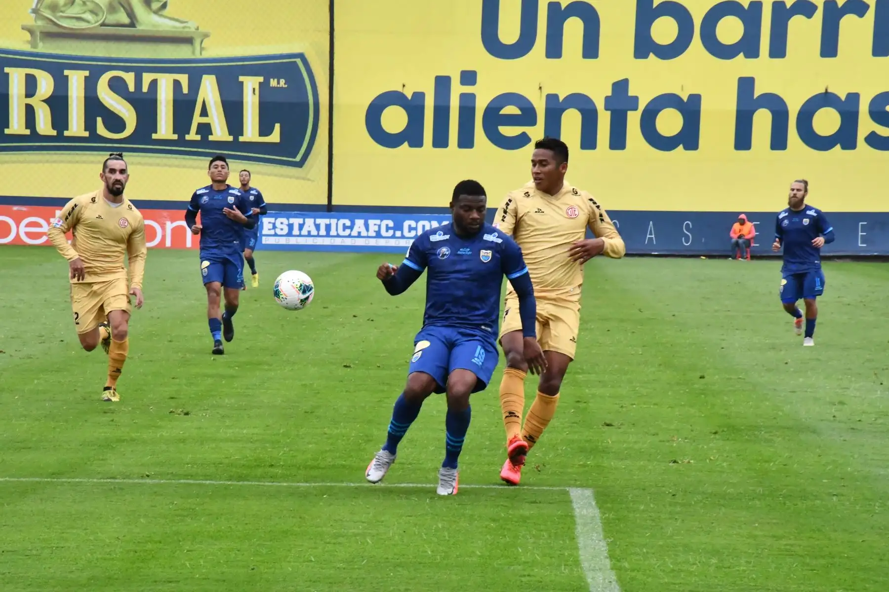 El futbolista C. Preciado del Carlos Stein disputa el balón contra su rival del club UTC por jornada nueve de la Liga 1, en la Videna. Foto: @LigaFutProf