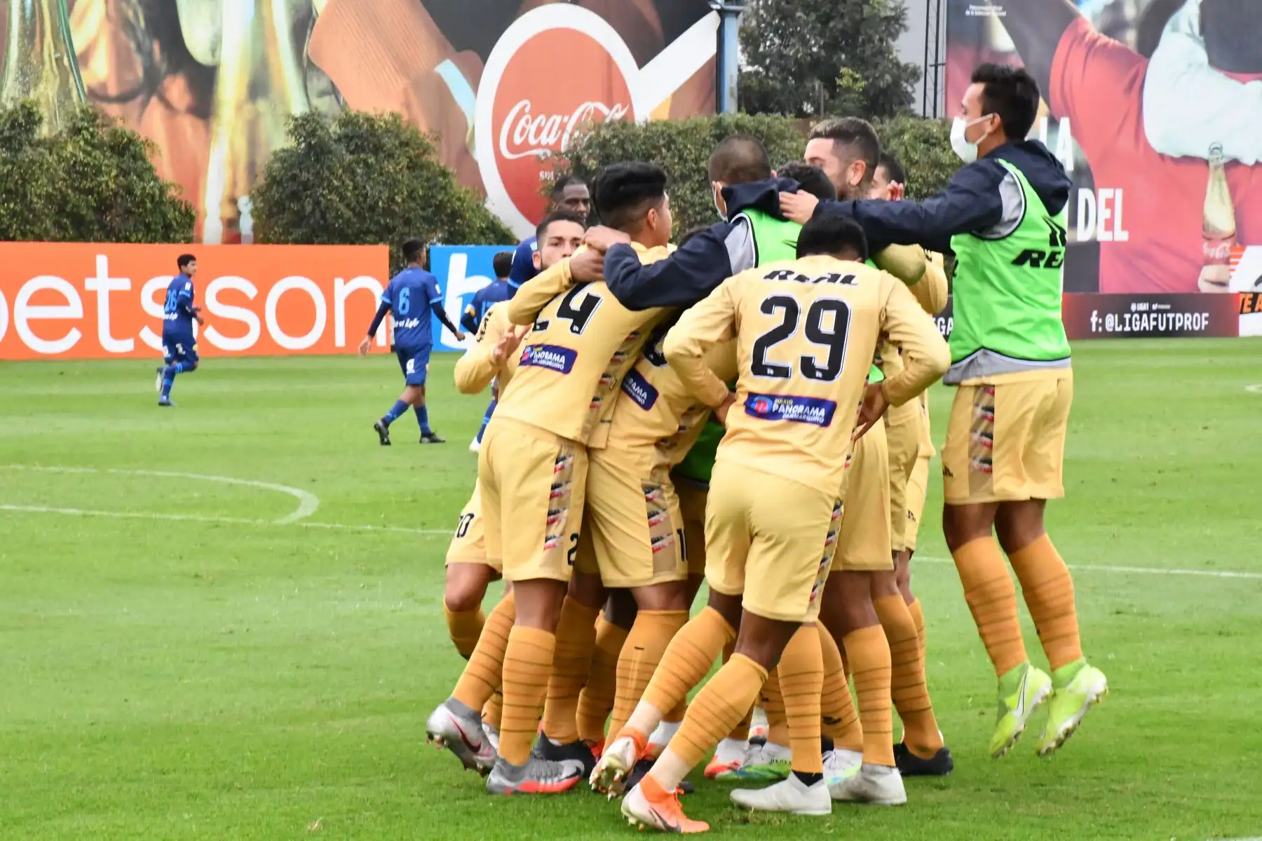 Jugadores del UTC celebran gol que les dio la victoria ante el Carlos Stein por la jornada nueve de la Liga. Foto: @LigaFutProf