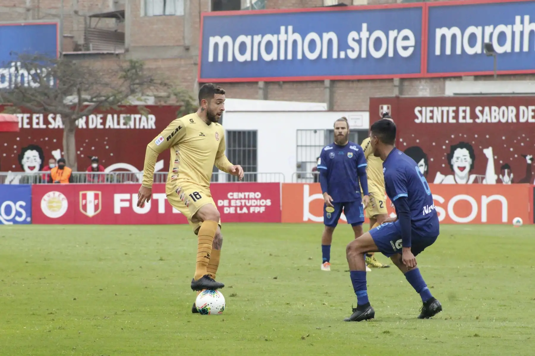 El futbolista M. Guevgeozián del UTC se enfrenta a J. Navarro del Carlos Stein por la jornada nueve de la Liga 1, en la Videna. Foto: @LigaFutProf