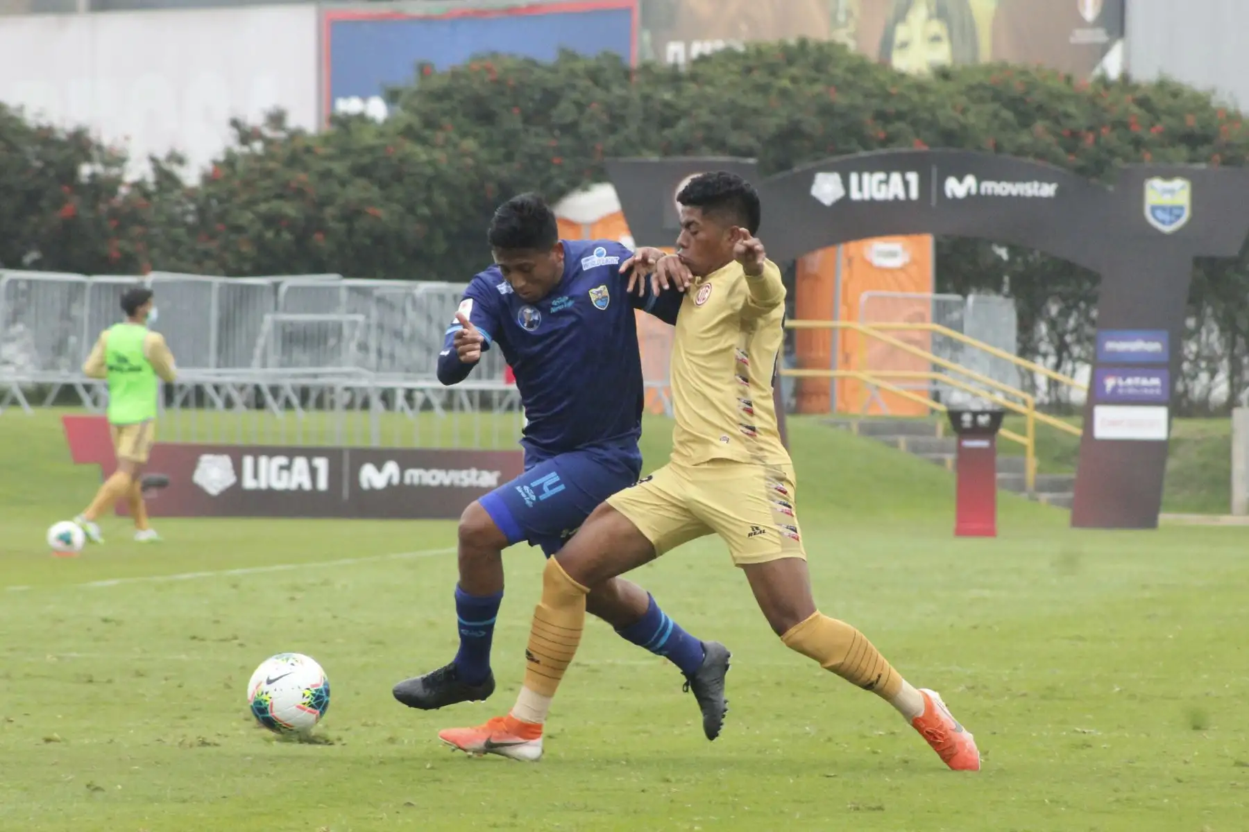 El futbolista J. Rostaing del Carlos Stein disputa el balón contra su rival del UTC por la jornada nueve de la Liga 1, en la Videna. Foto: @LigaFutProf
