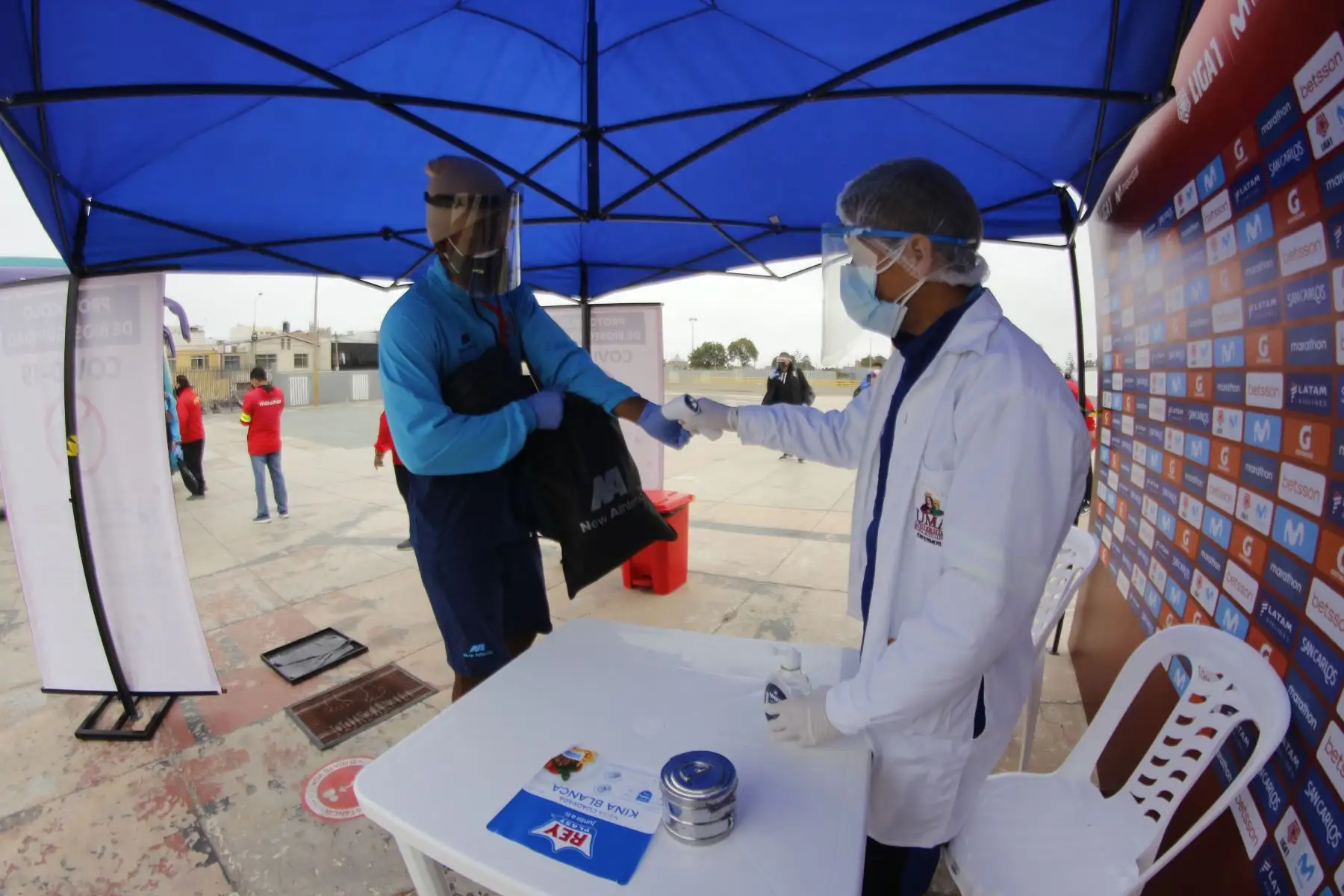 Jugadores del Binacional pasan protocolo de bioseguridad tras su llegada al estadio Miguel Grau por la jornada nueve de la Liga. Foto: @LigaFutProf