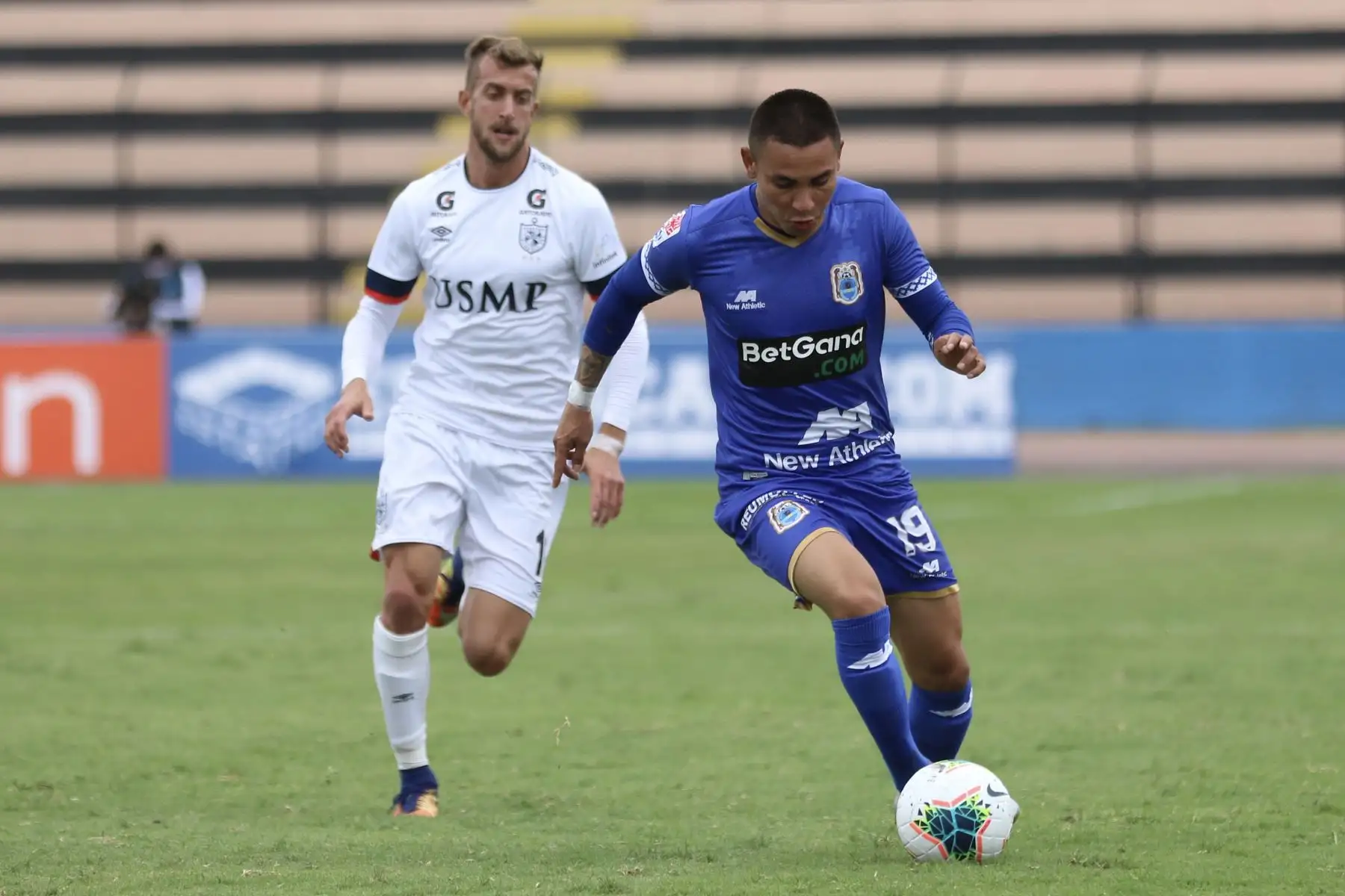 El futbolista J. Deza del Binacional corre por el balón contra ante su rival de la U. San Martín por la jornada nueve de la Liga 1, en el estadio Miguel Grau Foto: ANDINA/Liga de Fútbol Profesional