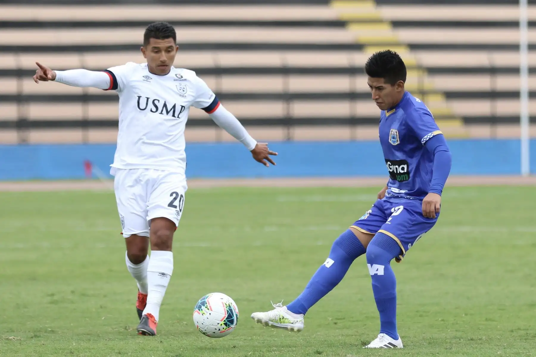 El futbolista Y. Oliva de la U. San Martín intenta recuperar el balón ante su rival del Binacional por la jornada nueve de la Liga 1, en el estadio Miguel Grau. Foto: ANDINA/Liga de Fútbol Profesional