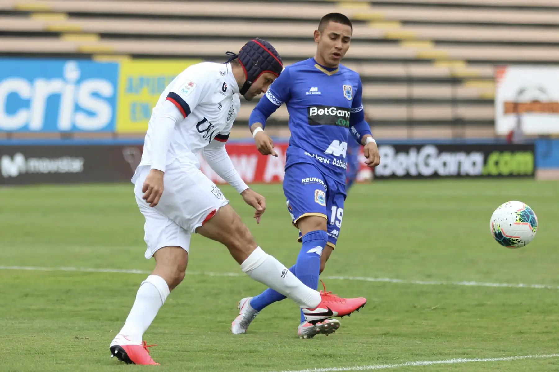 El futbolista de la U. San Martín despeja el balón ante de la marca de J. Deza del Binacional por la jornada nueve de la Liga 1, en el estadio Miguel Grau. Foto: @LigaFutProf