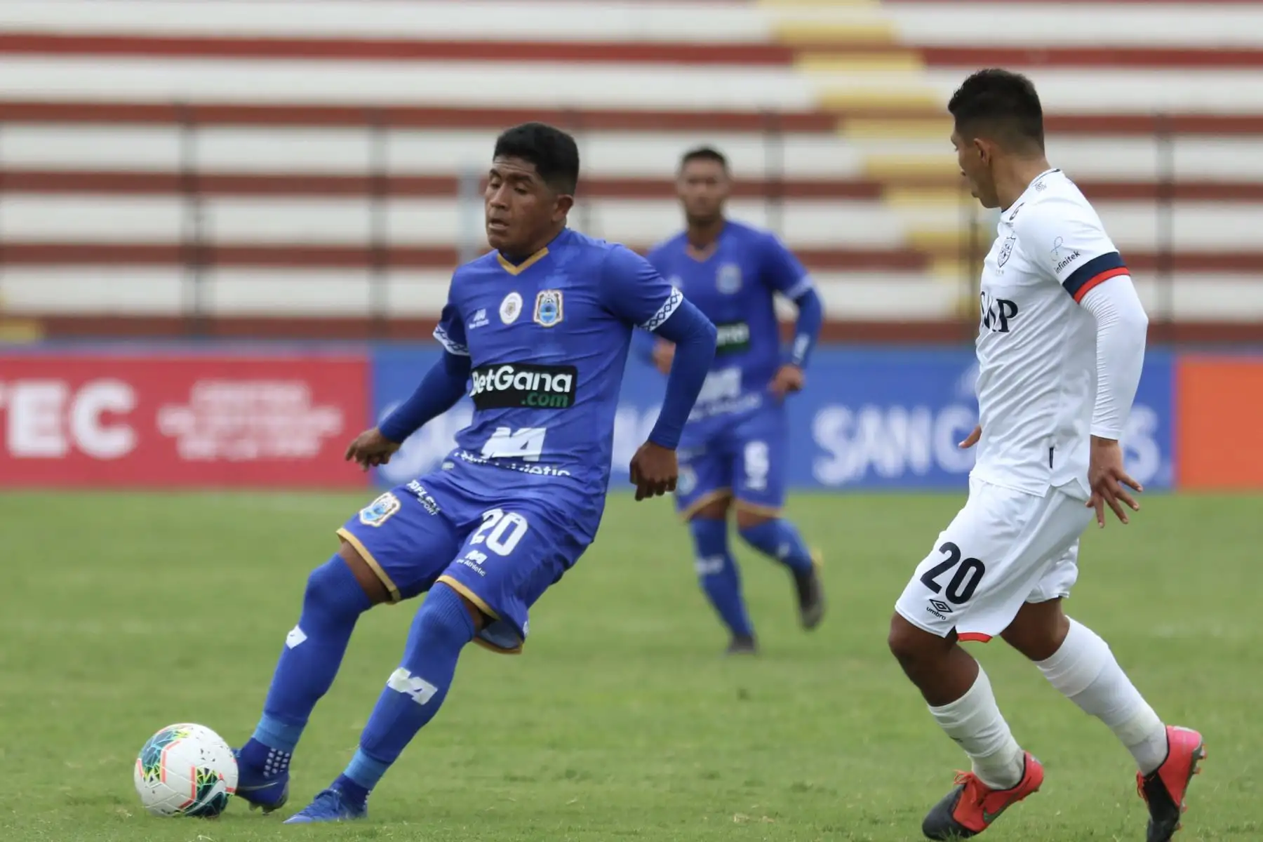 El futbolista P. Labrín del Binacional disputa  el balón  ante su rival de la U. San Martín por la jornada nueve de la Liga 1, en el estadio Miguel Grau Foto: ANDINA/Liga de Fútbol Profesional