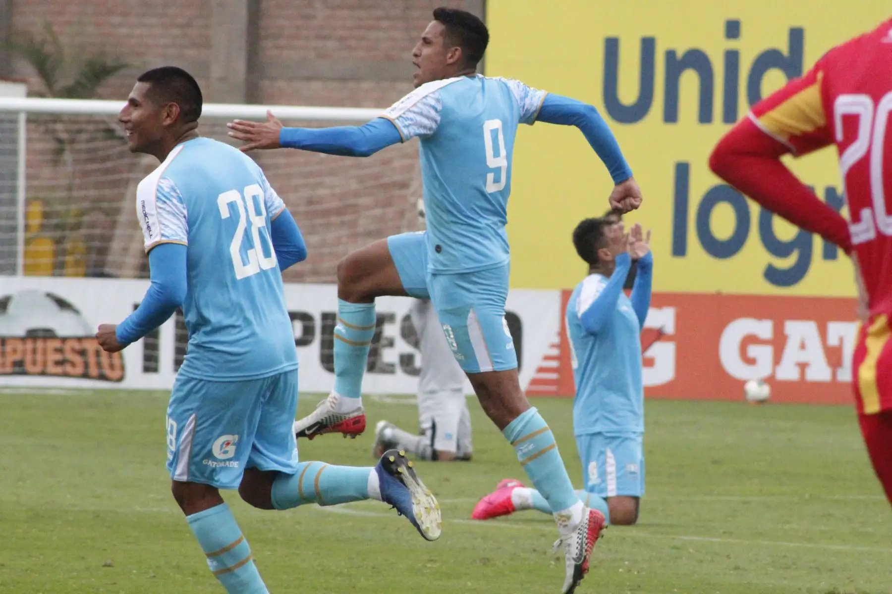 El futbolista Humberto Mendoza del D.Llacuabamba, celebra su gol ante Atlético Grau durante el encuentro que sostienen ambas escuadras por la fecha 9 de la Liga 1 del torneo Apertura 2020 en la Videna. Foto: @LigaFutProfdel