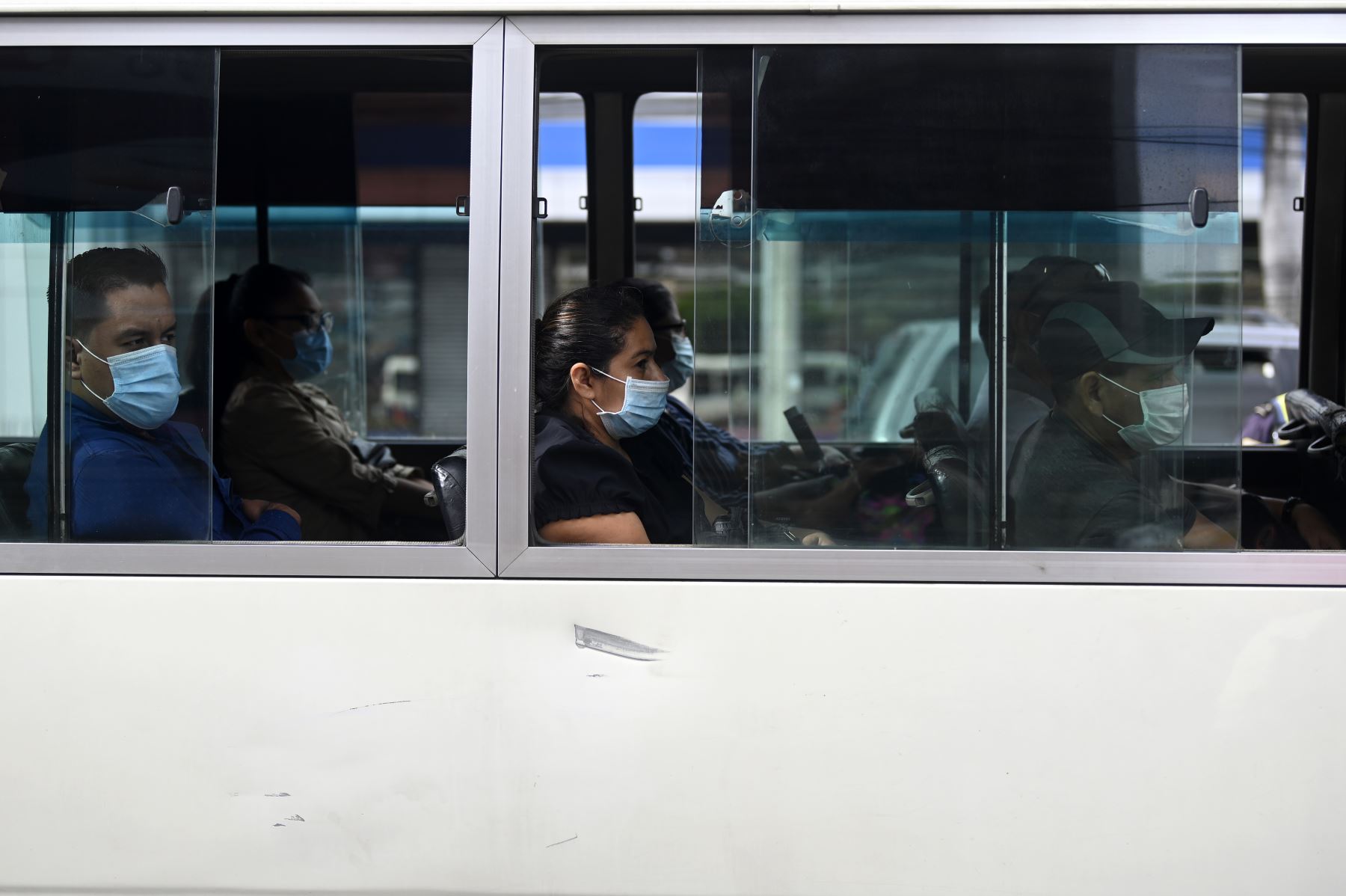 Ambientes cerrados y con recirculación de aire sin renovarlo, como ciertos buses, facilitan el contagio por vía aérea de la covid-19, concluyen investigadores. Foto: AFP.