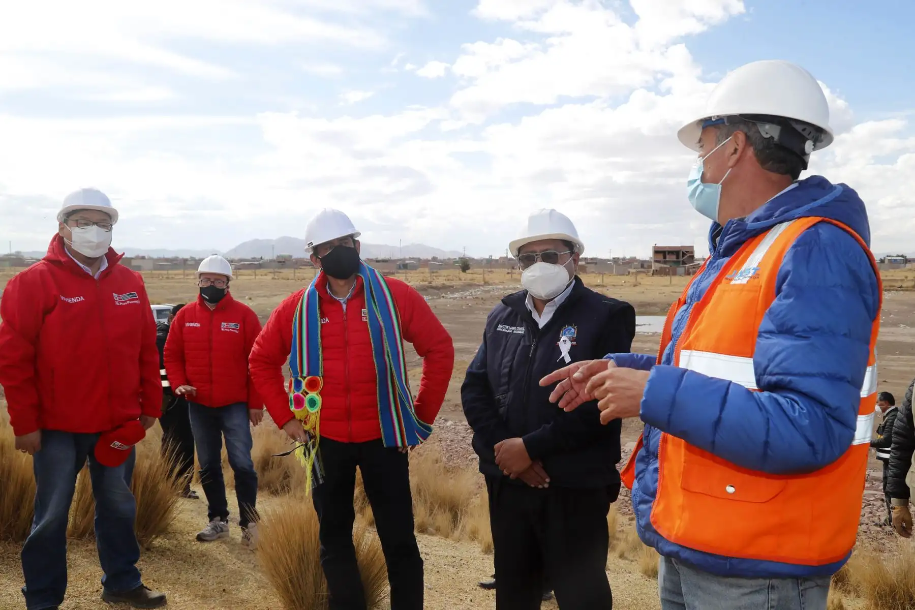 El ministro Carlos Lozada, coordinador del Poder Ejecutivo en la región Puno, inspecciona la Planta de Tratamiento de Aguas Residuales (PTAR) en la localidad de Chilla, distrito de Juliaca, provincia de San Román, donde se reanudaron los trabajos de mejoramiento. Foto: Ministerio de Vivienda