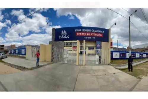 Villa EsSalud Cajamarca es un hospital temporal acondicionado en el mercado zonal sur, que cuenta con 120 camas y adecuado equipamiento.