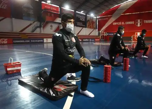Los jugadores Armando Alfageme, Aldo Corzo y Nilson Loyola realizan trabajos de estiramiento en la primera jornada de entrenamientos del microciclo de la selección peruana de fútbol. Foto: Facebook de la FPF