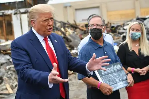 El presidente de los Estados Unidos, Donald Trump, habla con la prensa mientras recorre un área afectada por los disturbios civiles en Kenosha, Wisconsin. Foto: AFP